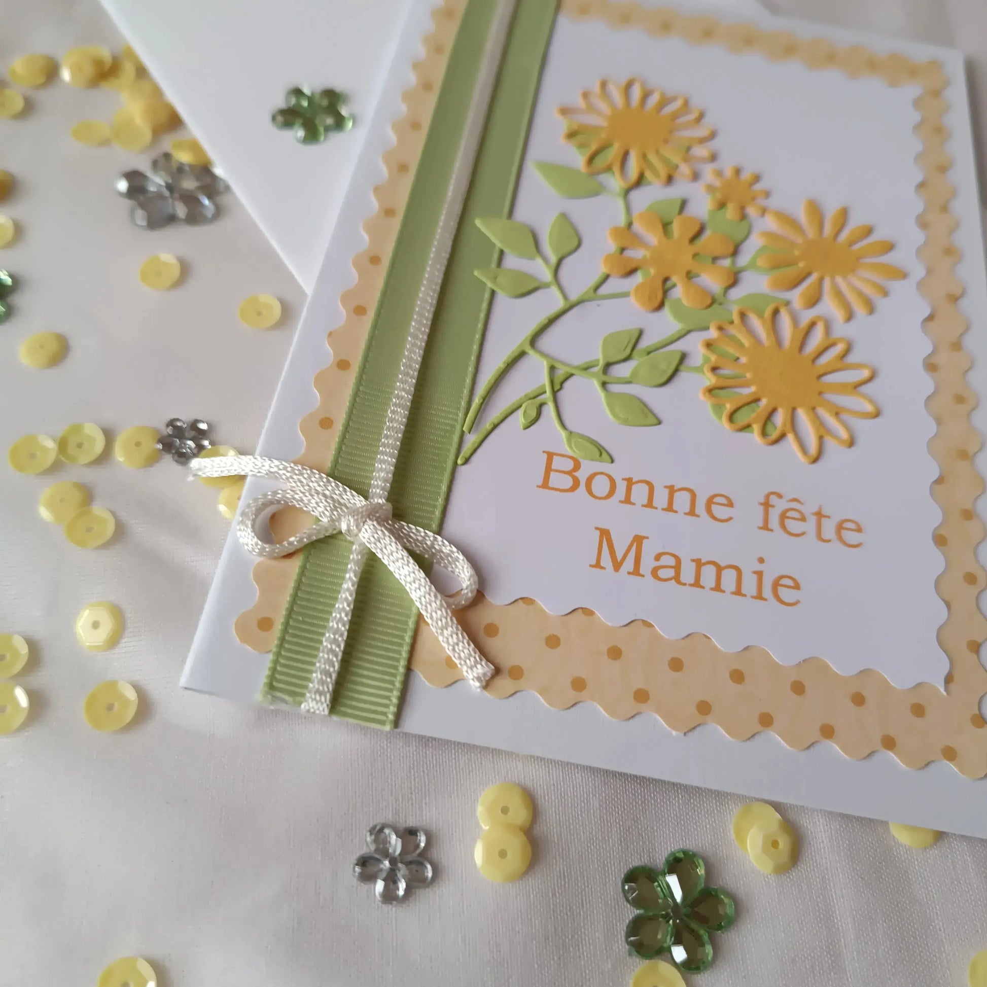 carte fête des Grands-Mères de l’Atelier de Lili la souris / carte bonne fête grand-mère / fête des grands-mères / bonne fête Mamie / jolie carte fête des Grands-Mères jaune et verte / cadeau fête des grands-mères / carte fête des grands-mères / idée cadeau mamie / idée cadeau grands-mères / idée cadeau fête des grands-mères / cadeau pour mamie