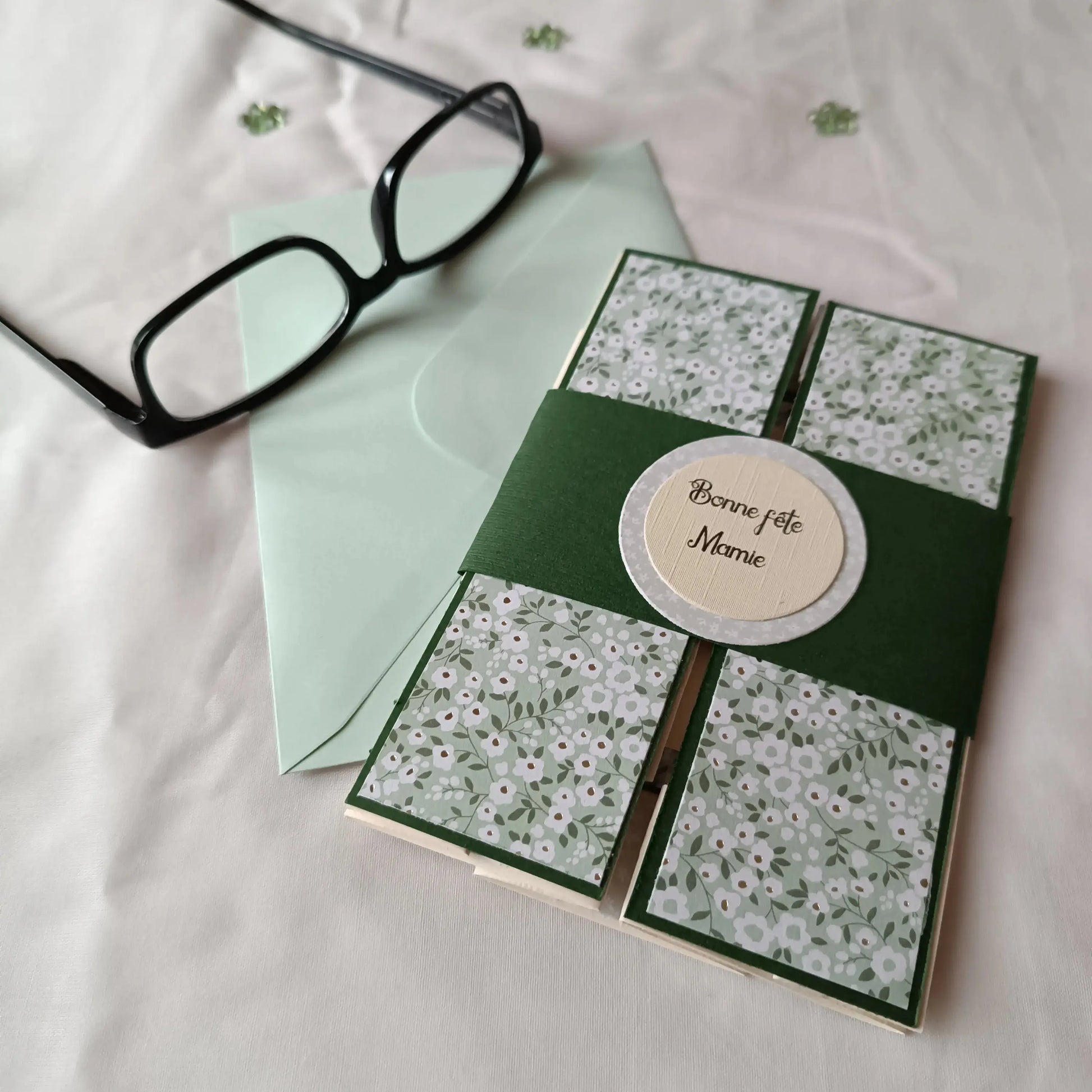 carte fête des Grands-Mères de l’Atelier de Lili la souris / carte bonne fête grand-mère / fête des grands-mères / bonne fête Mamie / jolie carte fête des Grands-Mères / cadeau fête des grands-mères / carte fête des grands-mères / idée cadeau mamie / idée cadeau grands-mères / idée cadeau fête des grands-mères / cadeau pour mamie