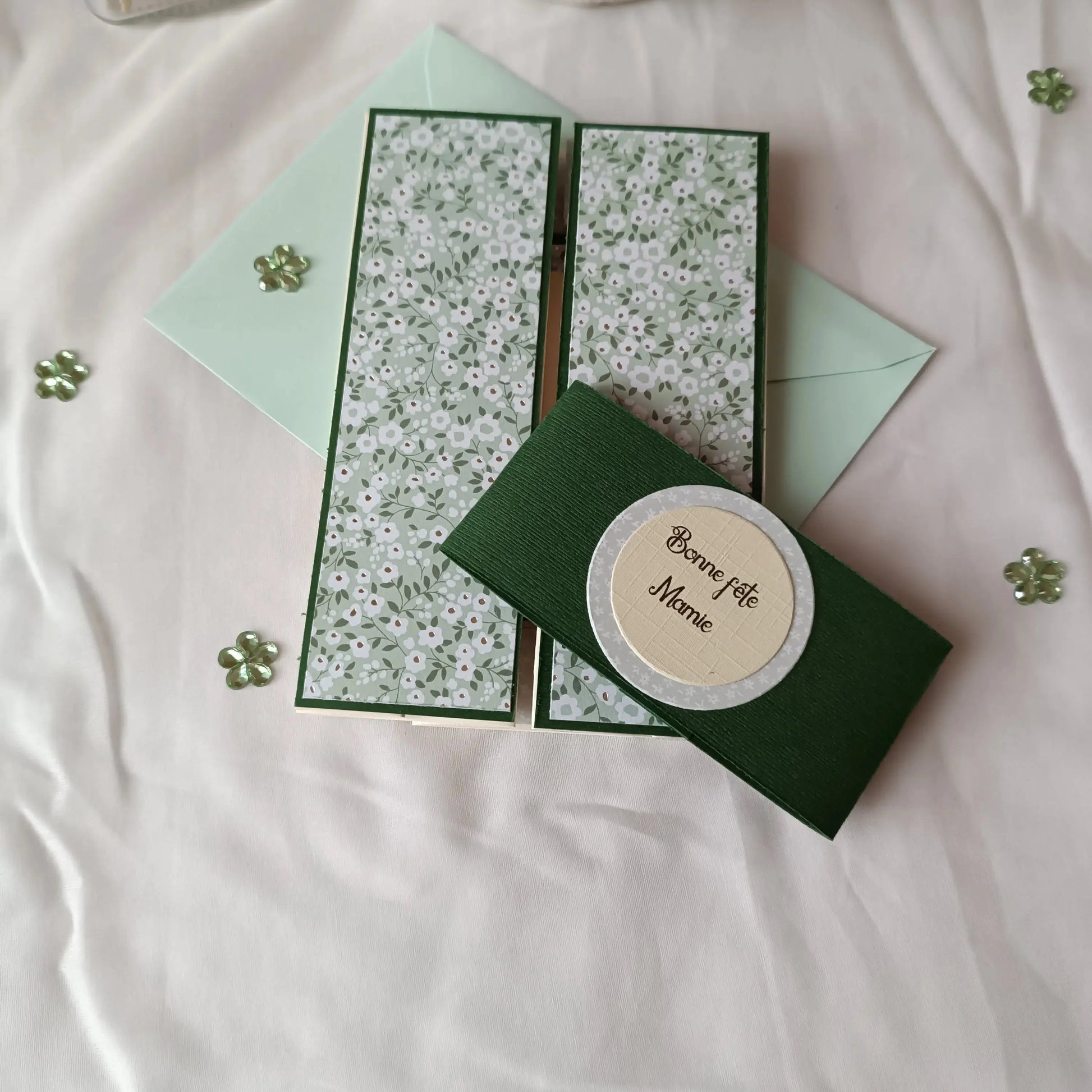 carte fête des Grands-Mères de l’Atelier de Lili la souris / carte bonne fête grand-mère / fête des grands-mères / bonne fête Mamie / jolie carte fête des Grands-Mères / cadeau fête des grands-mères / carte fête des grands-mères / idée cadeau mamie / idée cadeau grands-mères / idée cadeau fête des grands-mères / cadeau pour mamie