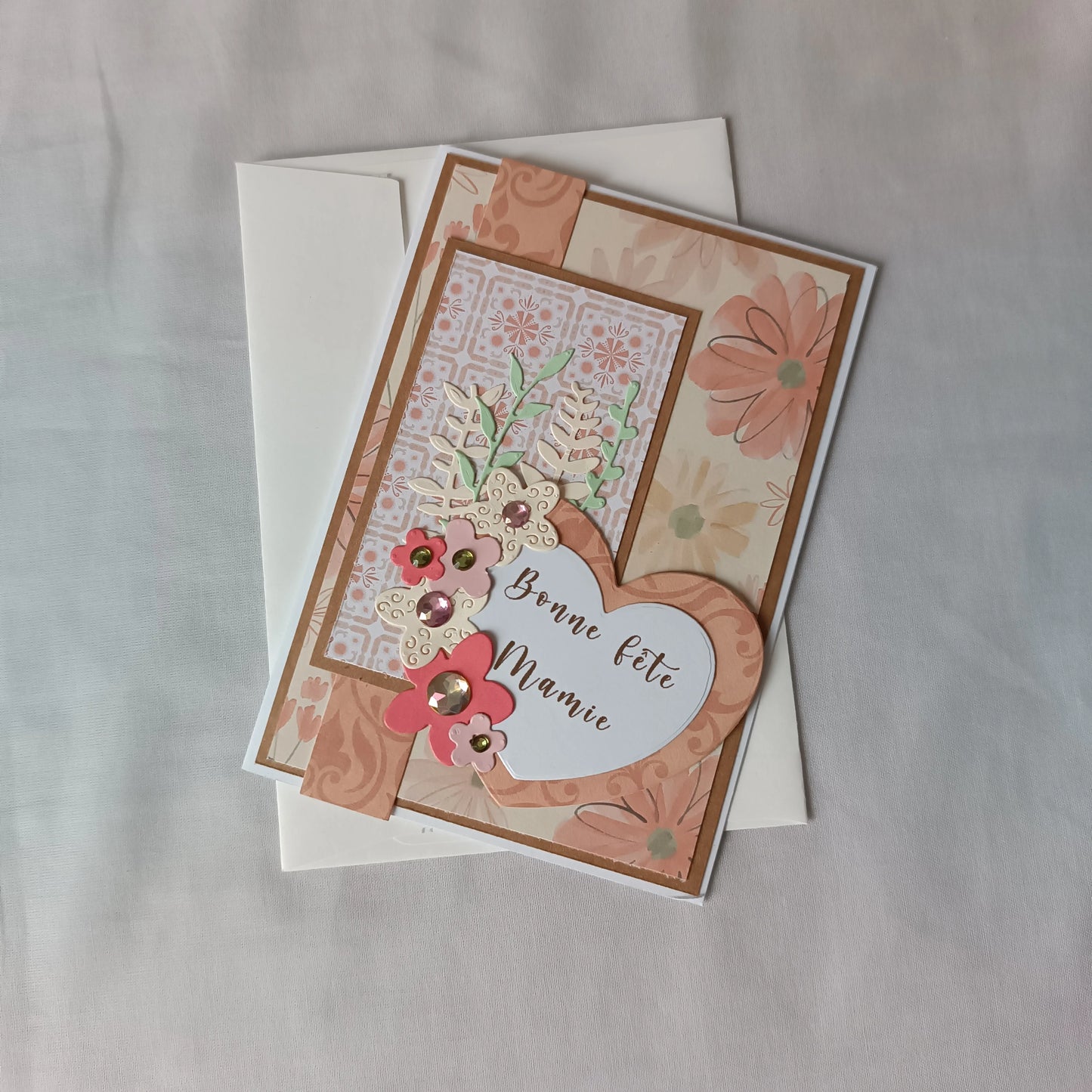 carte fête des Grands-Mères artisanale, carte fête des Grands-Mères fait main, carte fête des Grands-Mères originale, carte fête des Grands-Mères fleurie, carte pour Mamie, carte Bonne fête Mamie, carte fête des Grands-Mères avec cœur, carte fête des Grands-Mères scrapbooking, carte artisanale pour grand-mère, carte fête des Grands-Mères élégante, carte fête des Grands-Mères traditionnelle, idée carte fête des Grands-Mères originale, carte fête des Grands-Mères artisanale avec fleurs, carte fête des Grands-