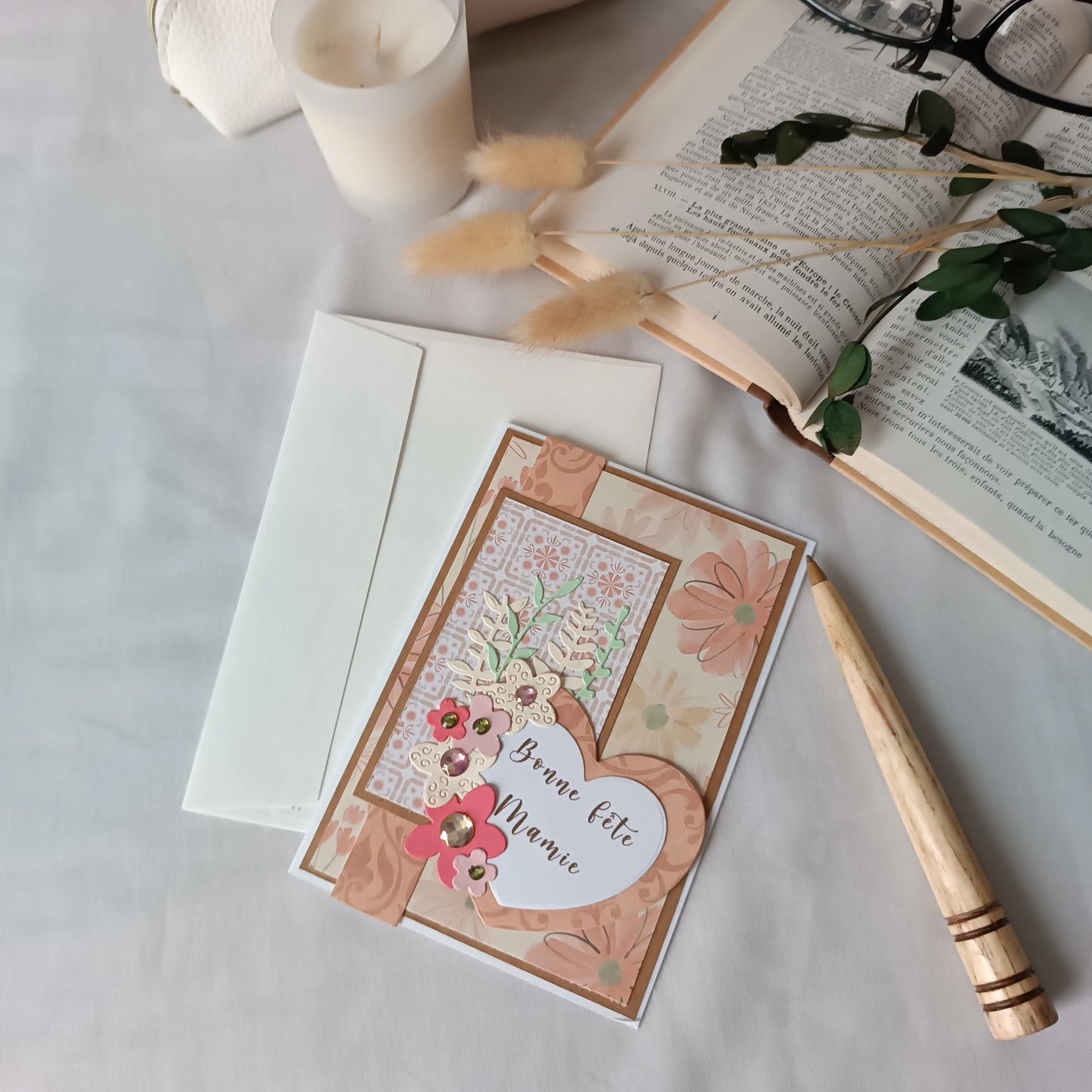 carte fête des Grands-Mères artisanale, carte fête des Grands-Mères fait main, carte fête des Grands-Mères originale, carte fête des Grands-Mères fleurie, carte pour Mamie, carte Bonne fête Mamie, carte fête des Grands-Mères avec cœur, carte fête des Grands-Mères scrapbooking, carte artisanale pour grand-mère, carte fête des Grands-Mères élégante, carte fête des Grands-Mères traditionnelle, idée carte fête des Grands-Mères originale, carte fête des Grands-Mères artisanale avec fleurs, carte fête des Grands-