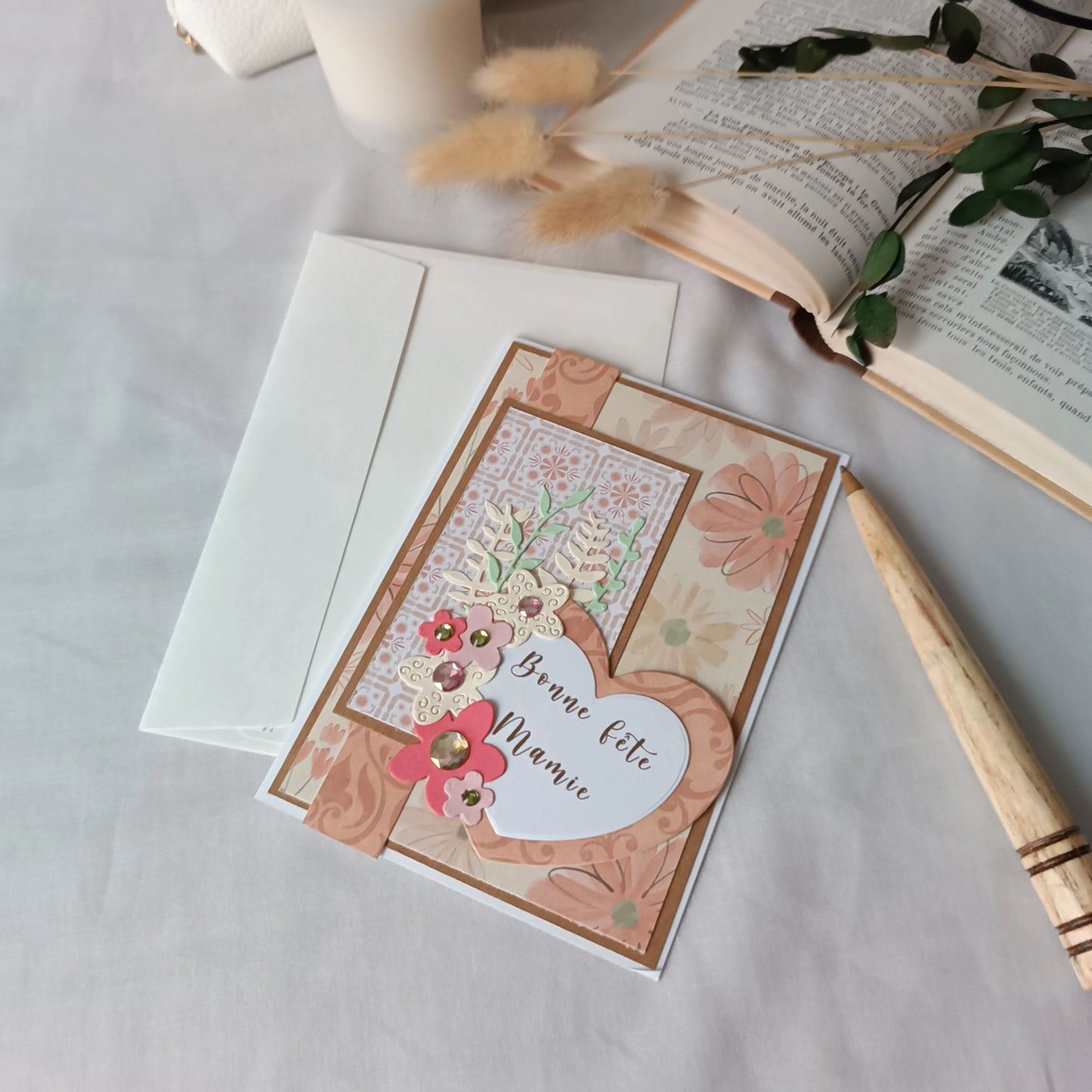 carte fête des Grands-Mères artisanale, carte fête des Grands-Mères fait main, carte fête des Grands-Mères originale, carte fête des Grands-Mères fleurie, carte pour Mamie, carte Bonne fête Mamie, carte fête des Grands-Mères avec cœur, carte fête des Grands-Mères scrapbooking, carte artisanale pour grand-mère, carte fête des Grands-Mères élégante, carte fête des Grands-Mères traditionnelle, idée carte fête des Grands-Mères originale, carte fête des Grands-Mères artisanale avec fleurs, carte fête des Grands-