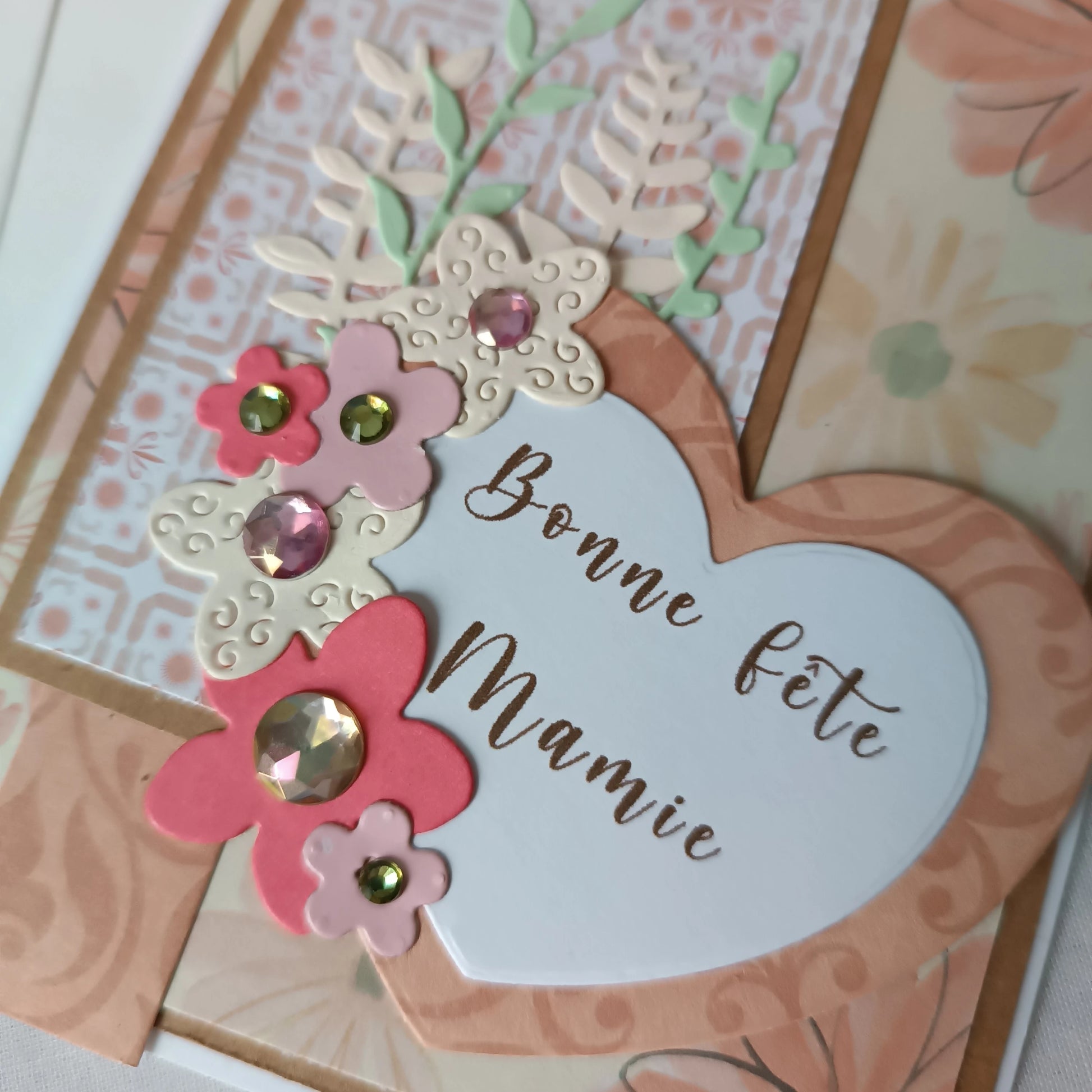 carte fête des Grands-Mères artisanale, carte fête des Grands-Mères fait main, carte fête des Grands-Mères originale, carte fête des Grands-Mères fleurie, carte pour Mamie, carte Bonne fête Mamie, carte fête des Grands-Mères avec cœur, carte fête des Grands-Mères scrapbooking, carte artisanale pour grand-mère, carte fête des Grands-Mères élégante, carte fête des Grands-Mères traditionnelle, idée carte fête des Grands-Mères originale, carte fête des Grands-Mères artisanale avec fleurs, carte fête des Grands-