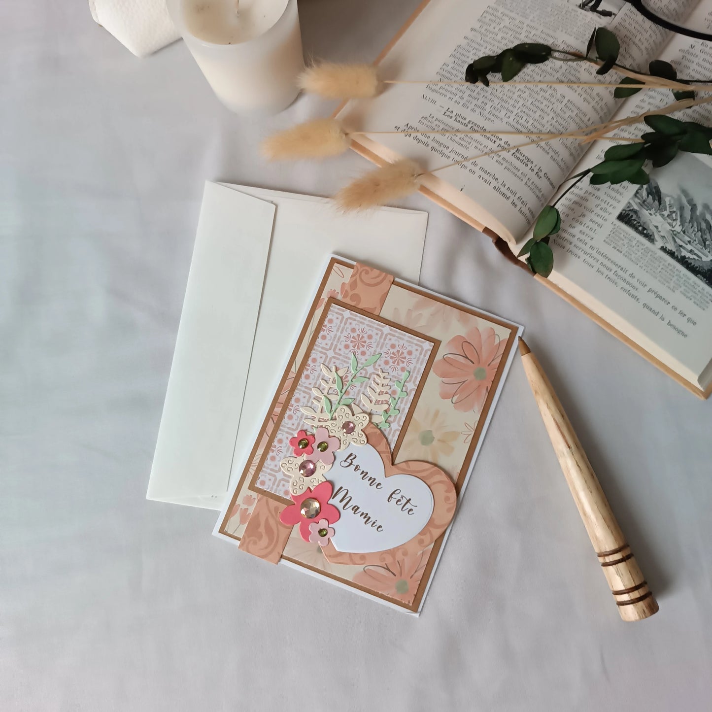 carte fête des Grands-Mères artisanale, carte fête des Grands-Mères fait main, carte fête des Grands-Mères originale, carte fête des Grands-Mères fleurie, carte pour Mamie, carte Bonne fête Mamie, carte fête des Grands-Mères avec cœur, carte fête des Grands-Mères scrapbooking, carte artisanale pour grand-mère, carte fête des Grands-Mères élégante, carte fête des Grands-Mères traditionnelle, idée carte fête des Grands-Mères originale, carte fête des Grands-Mères artisanale avec fleurs, carte fête des Grands-