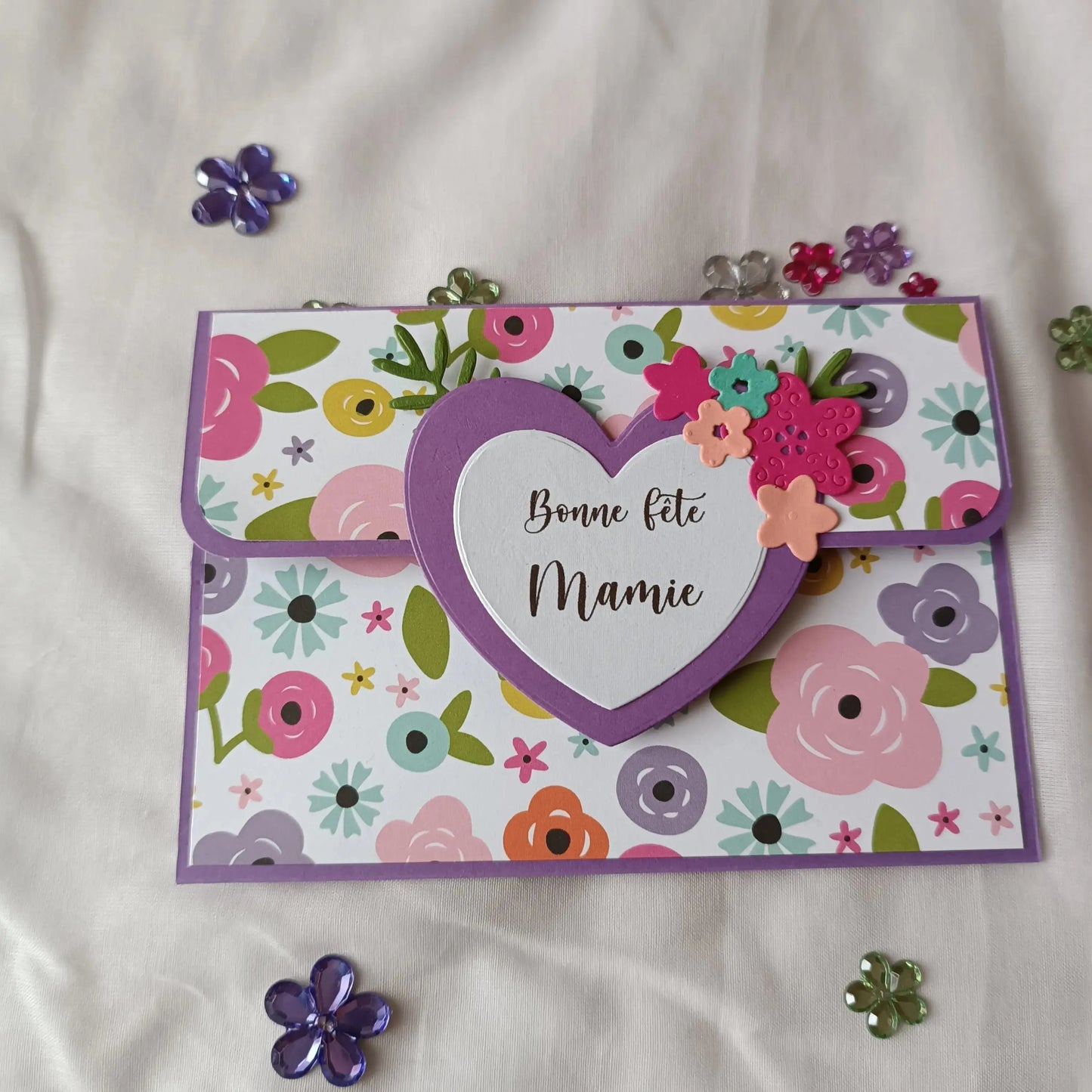 carte fête des Grands-Mères de l’Atelier de Lili la souris / carte bonne fête grand-mère / fête des grands-mères / carte pochette violette bonne fête Mamie / jolie carte fête des Grands-Mères jaune et rouge / cadeau fête des grands-mères / carte fête des grands-mères / idée cadeau mamie / idée cadeau grands-mères / idée cadeau fête des grands-mères / cadeau pour mamie