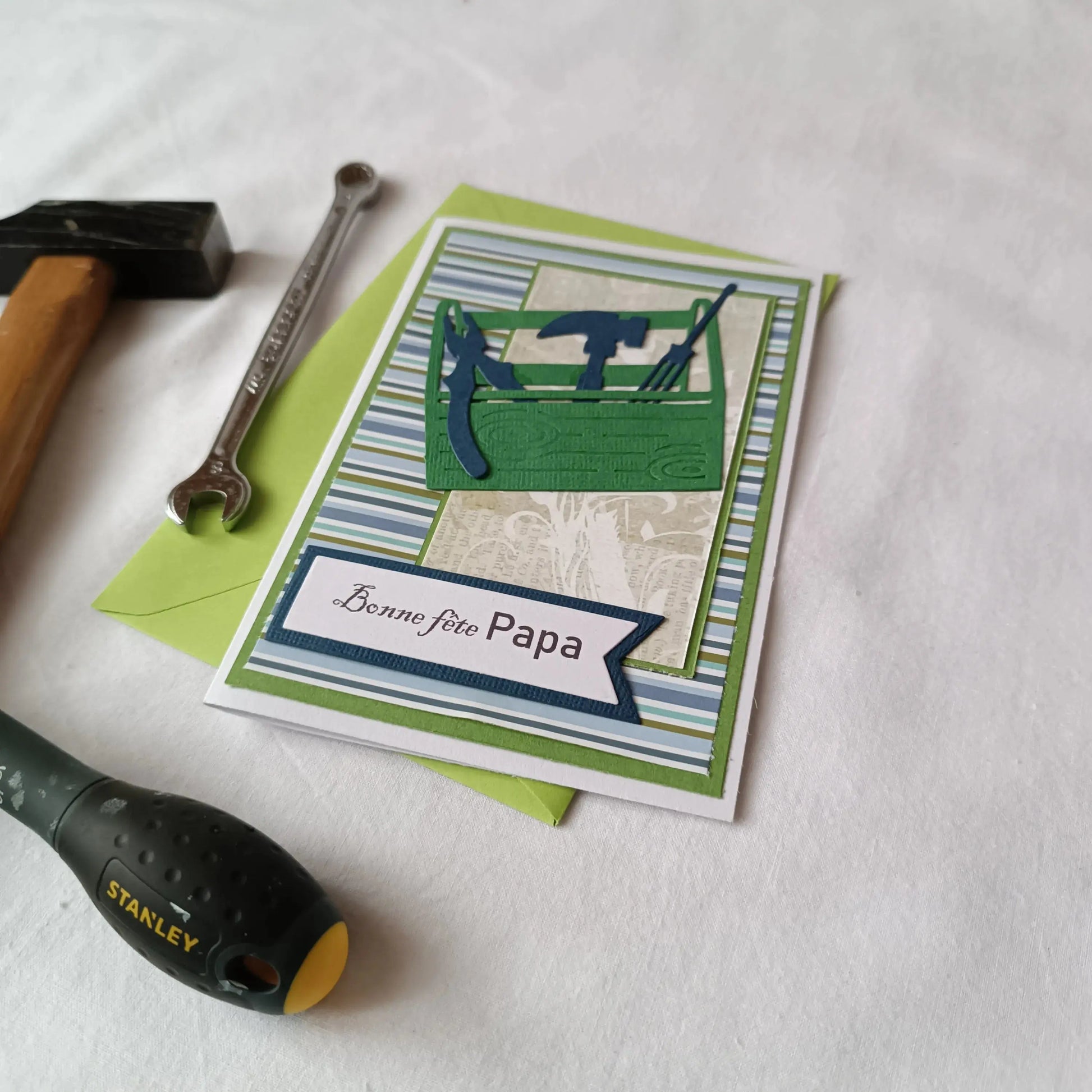 Carte fête des Pères - Bonne fête Papa - caisse à outils - verte et bleue L'Atelier de Lili la souris