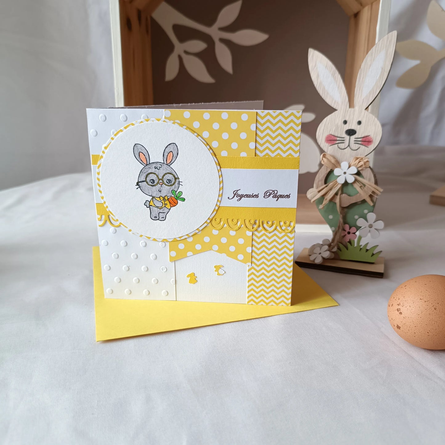 carte Joyeuses Pâques fait main de L’Atelier de Lili la souris, carte Joyeuses Pâques , carte de Pâques fait main, carte de Pâques artisanale, carte Pâques enfant, carte lapin de Pâques, carte de vœux Pâques, carte Pâques scrapbooking, carte Pâques originale, carte Pâques artisanale , carte Pâques avec lapin, carte Joyeuses Pâques fait main artisanale, carte de Pâques scrapbooking, carte de Pâques jaune, carte Pâques enfant fait main, carte Pâques originale enfant, carte de Pâques lapin mignon, carte Pâques