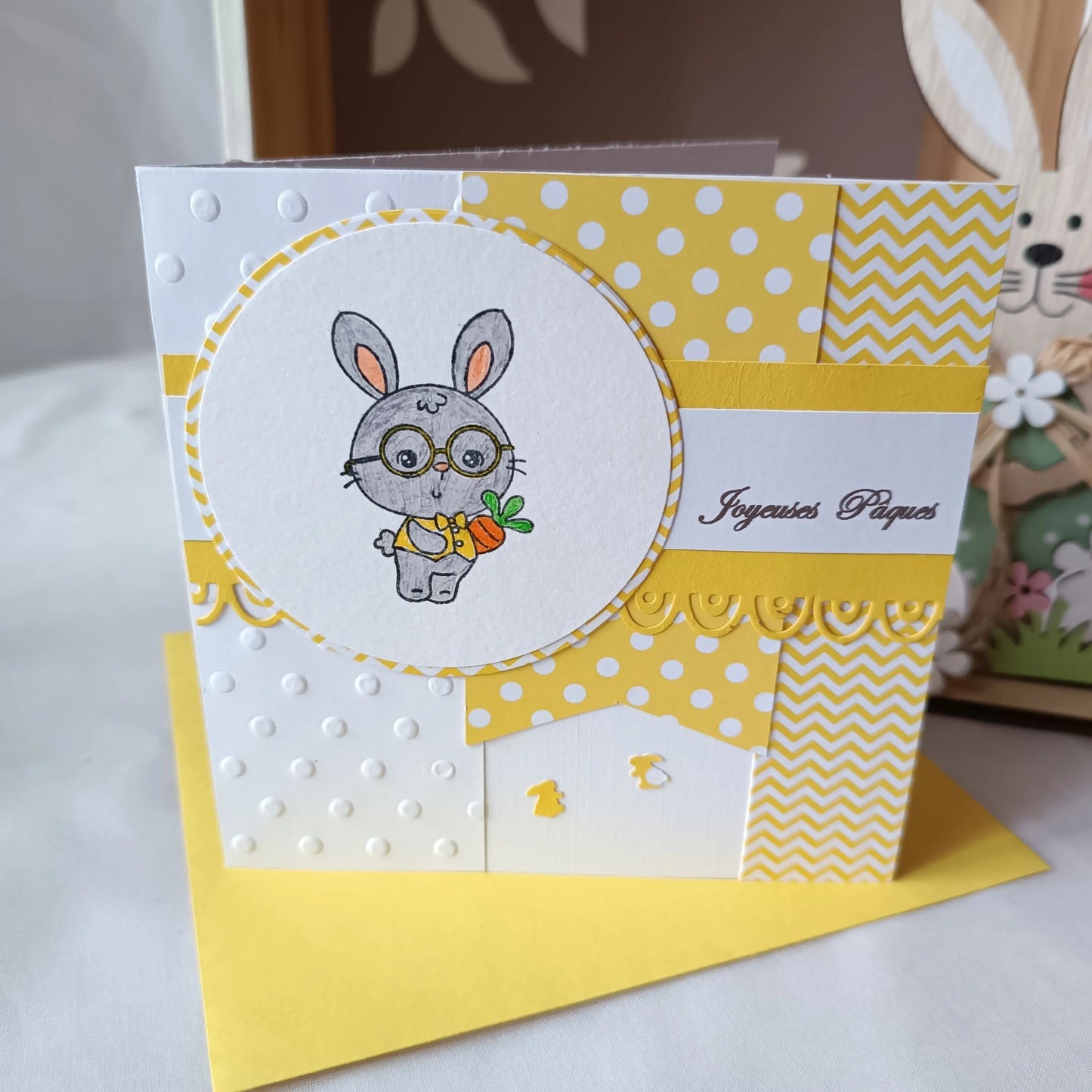 carte Joyeuses Pâques fait main de L’Atelier de Lili la souris, carte Joyeuses Pâques , carte de Pâques fait main, carte de Pâques artisanale, carte Pâques enfant, carte lapin de Pâques, carte de vœux Pâques, carte Pâques scrapbooking, carte Pâques originale, carte Pâques artisanale , carte Pâques avec lapin, carte Joyeuses Pâques fait main artisanale, carte de Pâques scrapbooking, carte de Pâques jaune, carte Pâques enfant fait main, carte Pâques originale enfant, carte de Pâques lapin mignon, carte Pâques