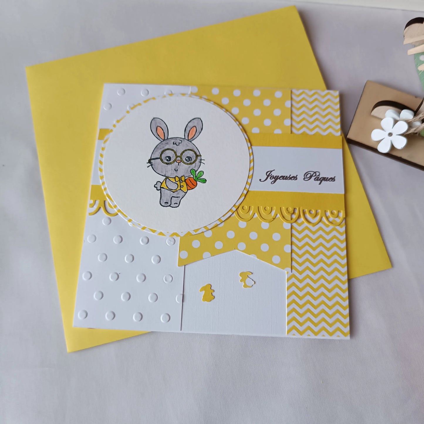carte Joyeuses Pâques fait main de L’Atelier de Lili la souris, carte Joyeuses Pâques , carte de Pâques fait main, carte de Pâques artisanale, carte Pâques enfant, carte lapin de Pâques, carte de vœux Pâques, carte Pâques scrapbooking, carte Pâques originale, carte Pâques artisanale , carte Pâques avec lapin, carte Joyeuses Pâques fait main artisanale, carte de Pâques scrapbooking, carte de Pâques jaune, carte Pâques enfant fait main, carte Pâques originale enfant, carte de Pâques lapin mignon, carte Pâques
