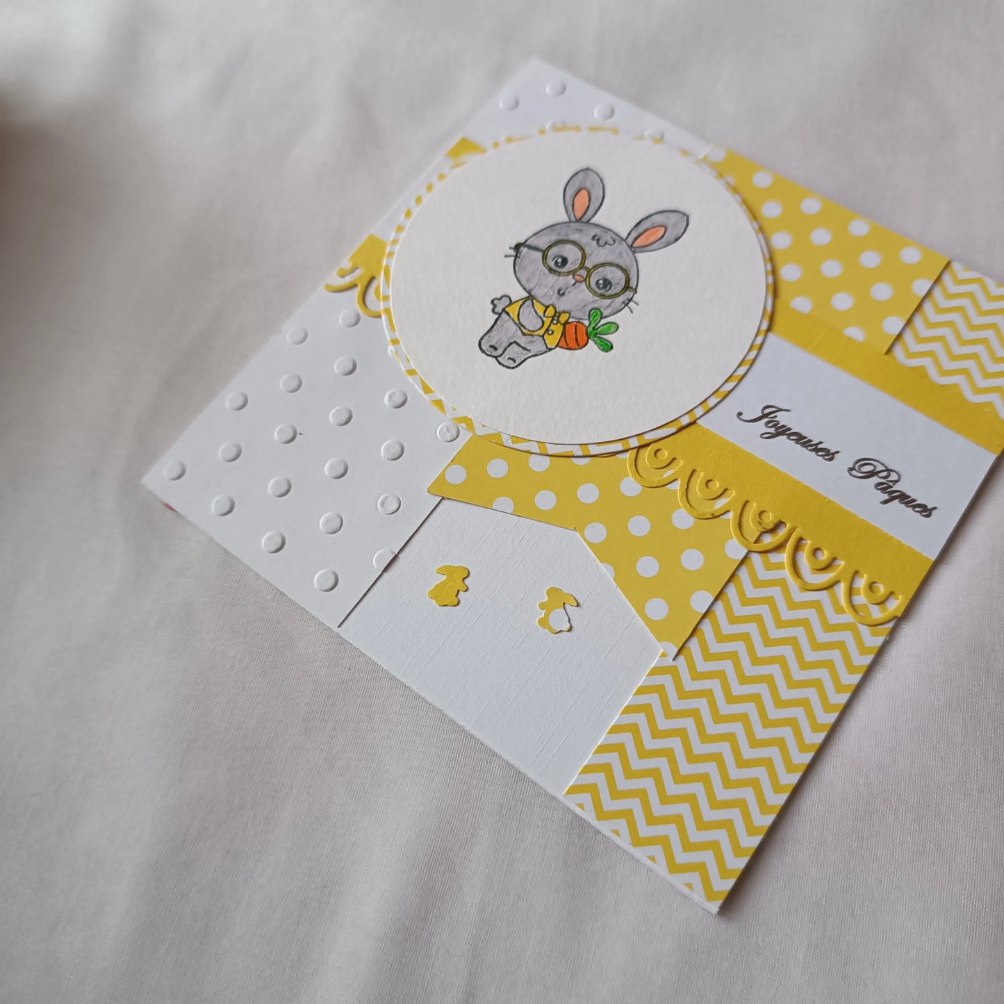 carte Joyeuses Pâques fait main de L’Atelier de Lili la souris, carte Joyeuses Pâques , carte de Pâques fait main, carte de Pâques artisanale, carte Pâques enfant, carte lapin de Pâques, carte de vœux Pâques, carte Pâques scrapbooking, carte Pâques originale, carte Pâques artisanale , carte Pâques avec lapin, carte Joyeuses Pâques fait main artisanale, carte de Pâques scrapbooking, carte de Pâques jaune, carte Pâques enfant fait main, carte Pâques originale enfant, carte de Pâques lapin mignon, carte Pâques