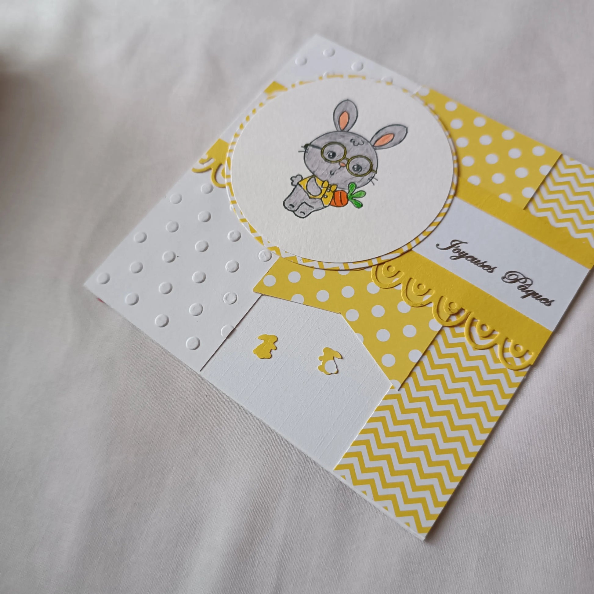 carte Joyeuses Pâques fait main de L’Atelier de Lili la souris, carte Joyeuses Pâques , carte de Pâques fait main, carte de Pâques artisanale, carte Pâques enfant, carte lapin de Pâques, carte de vœux Pâques, carte Pâques scrapbooking, carte Pâques originale, carte Pâques artisanale , carte Pâques avec lapin, carte Joyeuses Pâques fait main artisanale, carte de Pâques scrapbooking, carte de Pâques jaune, carte Pâques enfant fait main, carte Pâques originale enfant, carte de Pâques lapin mignon, carte Pâques