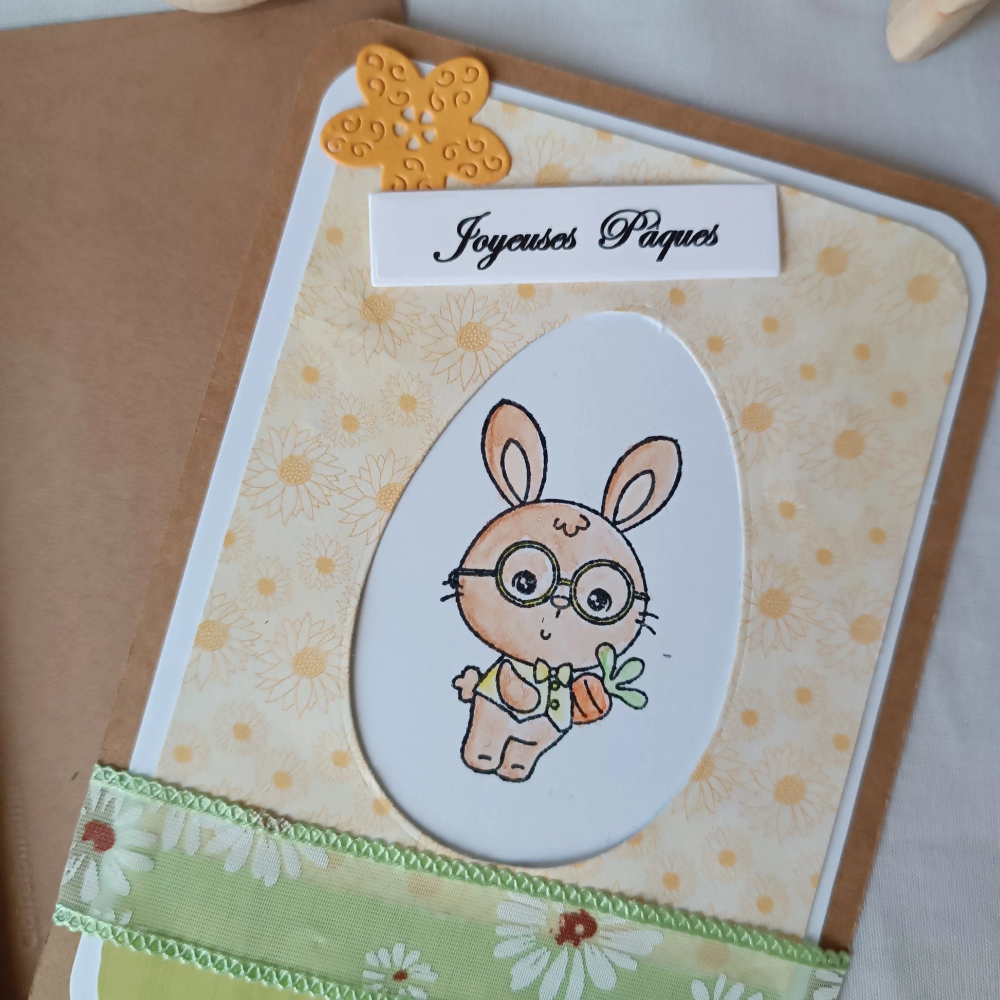 carte Joyeuses Pâques fait main de L’Atelier de Lili la souris, carte Joyeuses Pâques , carte de Pâques fait main, carte de Pâques artisanale, carte Pâques enfant, carte lapin de Pâques, carte de vœux Pâques, carte Pâques scrapbooking, carte Pâques originale, carte Pâques artisanale , carte Pâques avec lapin, carte Joyeuses Pâques fait main artisanale, carte de Pâques scrapbooking, carte de Pâques jaune, carte Pâques enfant fait main, carte Pâques originale enfant, carte de Pâques lapin mignon, carte Pâques