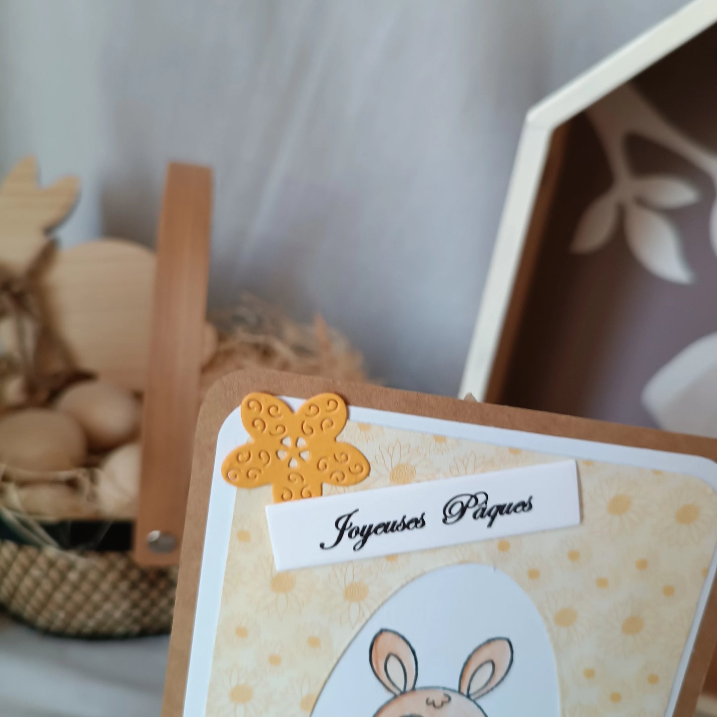 carte Joyeuses Pâques fait main de L’Atelier de Lili la souris, carte Joyeuses Pâques , carte de Pâques fait main, carte de Pâques artisanale, carte Pâques enfant, carte lapin de Pâques, carte de vœux Pâques, carte Pâques scrapbooking, carte Pâques originale, carte Pâques artisanale , carte Pâques avec lapin, carte Joyeuses Pâques fait main artisanale, carte de Pâques scrapbooking, carte de Pâques jaune, carte Pâques enfant fait main, carte Pâques originale enfant, carte de Pâques lapin mignon, carte Pâques