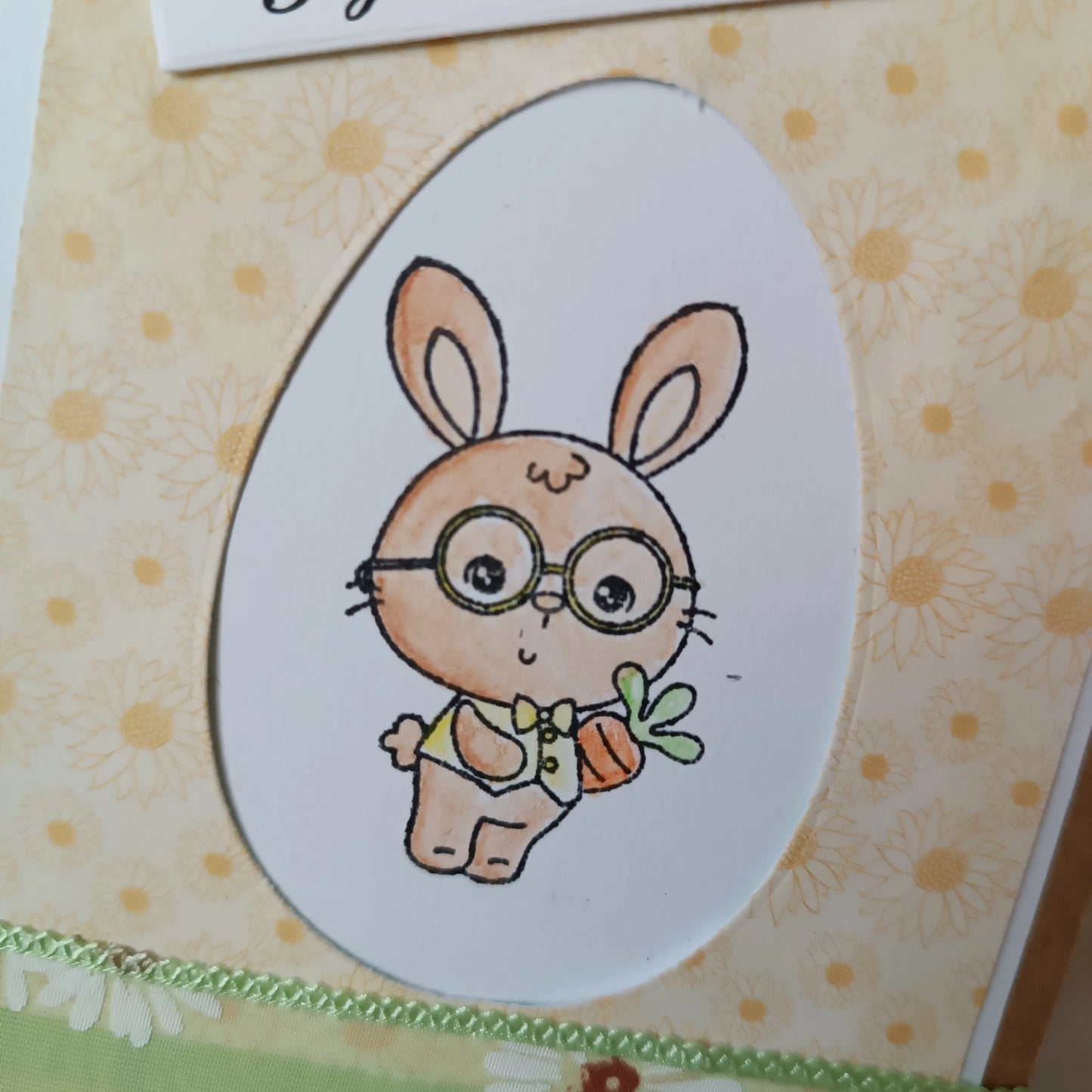 carte Joyeuses Pâques fait main de L’Atelier de Lili la souris, carte Joyeuses Pâques , carte de Pâques fait main, carte de Pâques artisanale, carte Pâques enfant, carte lapin de Pâques, carte de vœux Pâques, carte Pâques scrapbooking, carte Pâques originale, carte Pâques artisanale , carte Pâques avec lapin, carte Joyeuses Pâques fait main artisanale, carte de Pâques scrapbooking, carte de Pâques jaune, carte Pâques enfant fait main, carte Pâques originale enfant, carte de Pâques lapin mignon, carte Pâques
