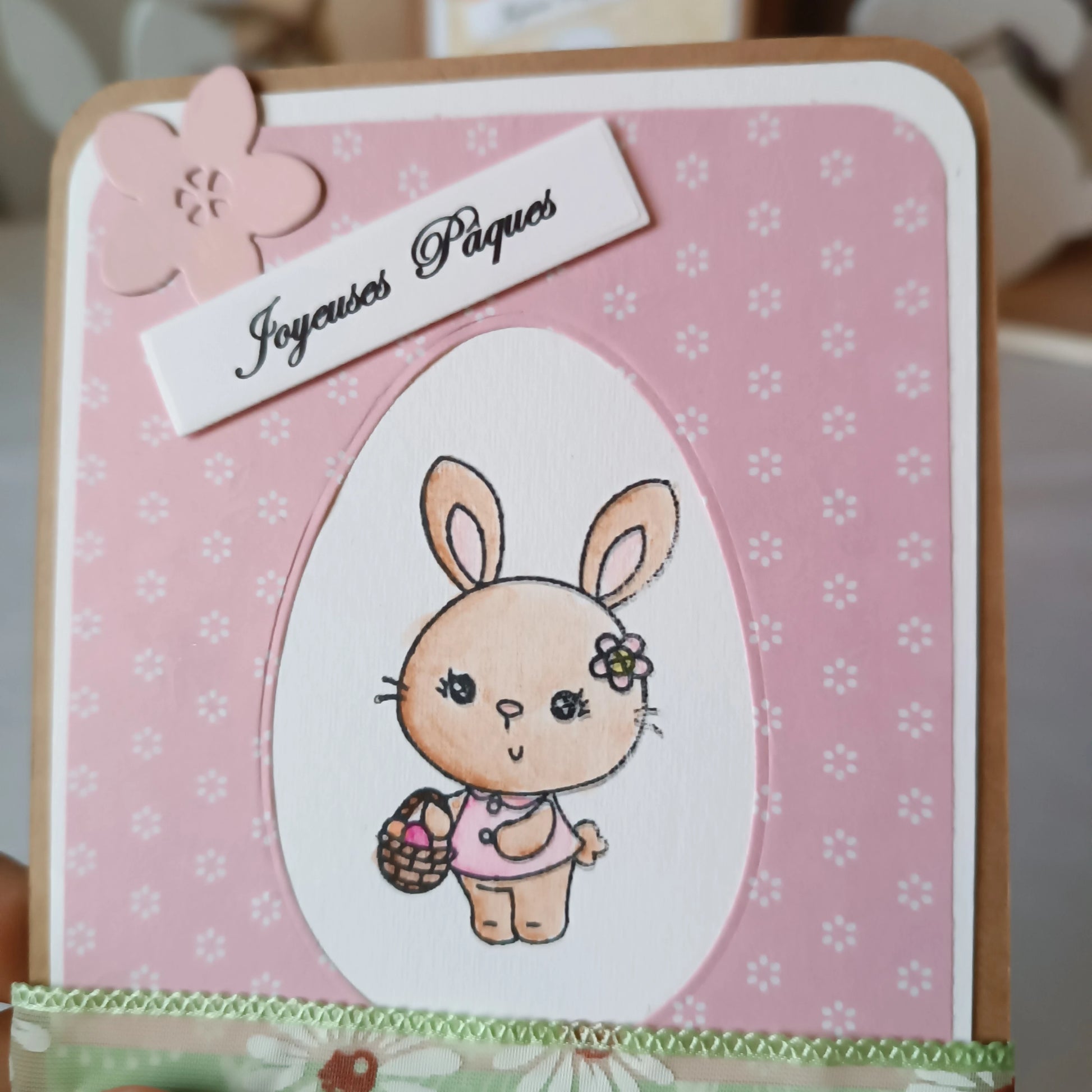 carte Joyeuses Pâques fait main de L’Atelier de Lili la souris, carte Joyeuses Pâques , carte de Pâques fait main, carte de Pâques artisanale, carte Pâques enfant, carte lapin de Pâques, carte de vœux Pâques, carte Pâques scrapbooking, carte Pâques originale, carte Pâques artisanale , carte Pâques avec lapin, carte Joyeuses Pâques fait main artisanale, carte de Pâques scrapbooking, carte de Pâques jaune, carte Pâques enfant fait main, carte Pâques originale enfant, carte de Pâques lapin mignon, carte Pâques