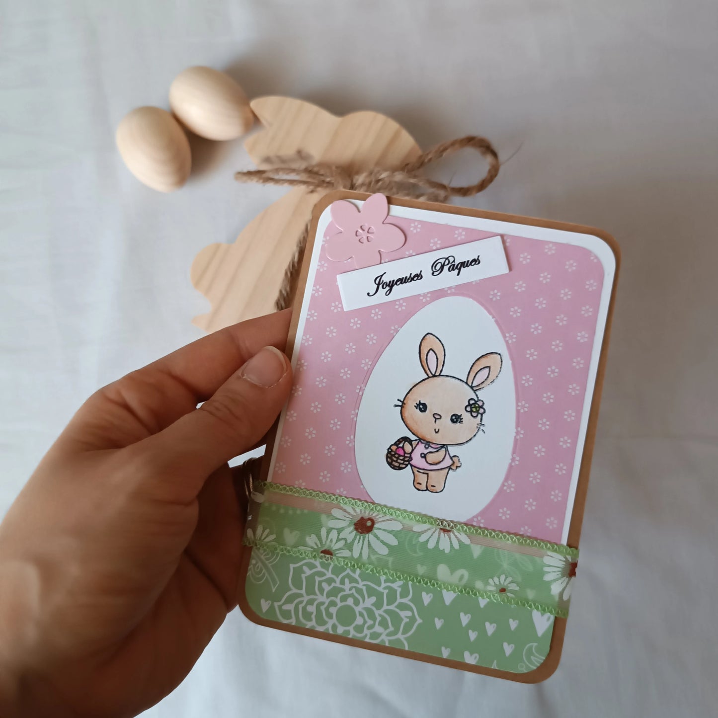 carte Joyeuses Pâques fait main de L’Atelier de Lili la souris, carte Joyeuses Pâques , carte de Pâques fait main, carte de Pâques artisanale, carte Pâques enfant, carte lapin de Pâques, carte de vœux Pâques, carte Pâques scrapbooking, carte Pâques originale, carte Pâques artisanale , carte Pâques avec lapin, carte Joyeuses Pâques fait main artisanale, carte de Pâques scrapbooking, carte de Pâques jaune, carte Pâques enfant fait main, carte Pâques originale enfant, carte de Pâques lapin mignon, carte Pâques