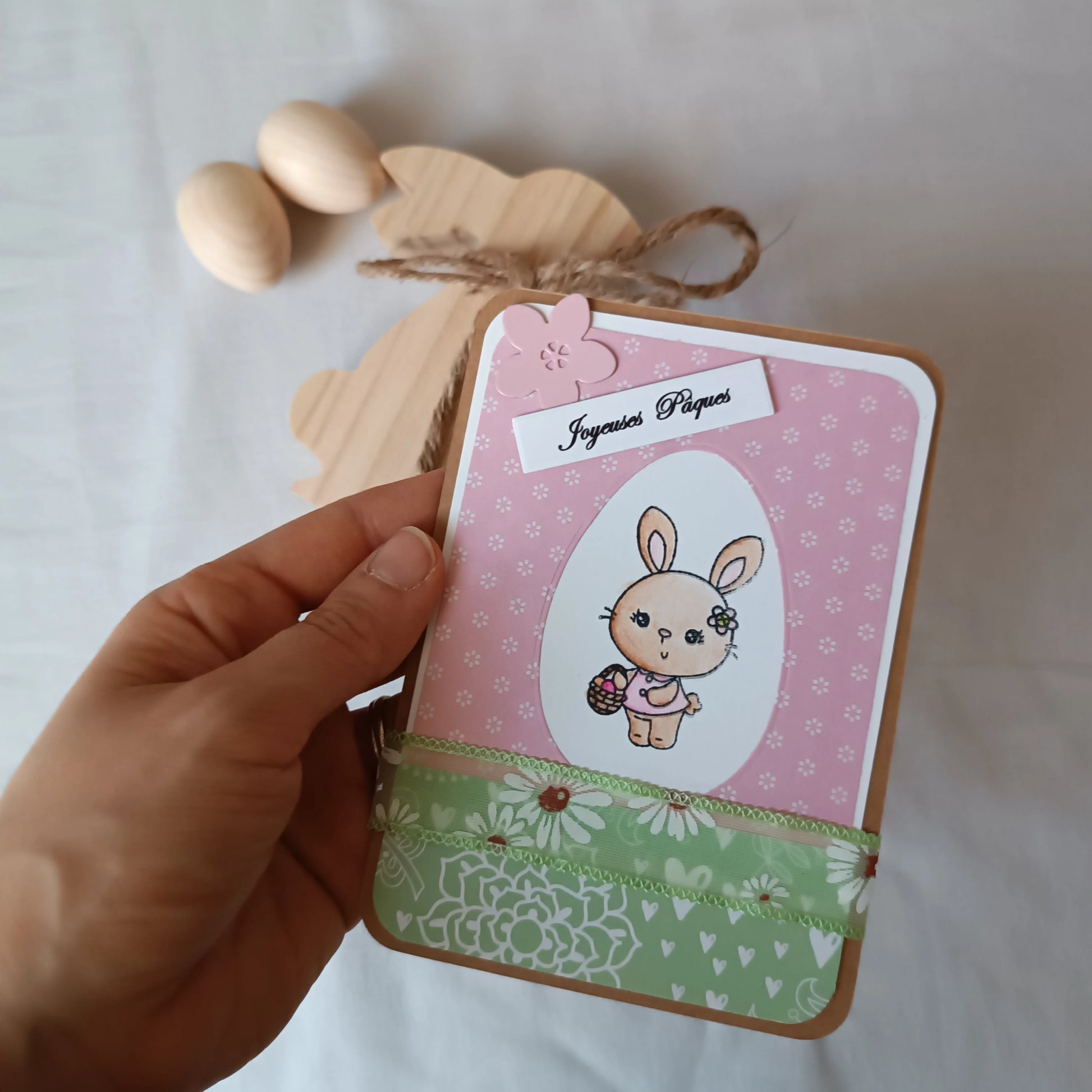 carte Joyeuses Pâques fait main de L’Atelier de Lili la souris, carte Joyeuses Pâques , carte de Pâques fait main, carte de Pâques artisanale, carte Pâques enfant, carte lapin de Pâques, carte de vœux Pâques, carte Pâques scrapbooking, carte Pâques originale, carte Pâques artisanale , carte Pâques avec lapin, carte Joyeuses Pâques fait main artisanale, carte de Pâques scrapbooking, carte de Pâques jaune, carte Pâques enfant fait main, carte Pâques originale enfant, carte de Pâques lapin mignon, carte Pâques