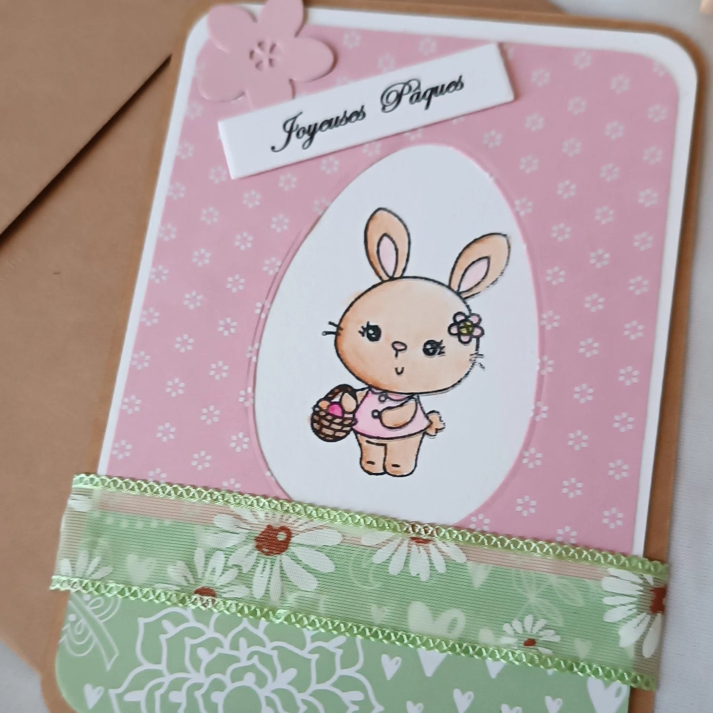 carte Joyeuses Pâques fait main de L’Atelier de Lili la souris, carte Joyeuses Pâques , carte de Pâques fait main, carte de Pâques artisanale, carte Pâques enfant, carte lapin de Pâques, carte de vœux Pâques, carte Pâques scrapbooking, carte Pâques originale, carte Pâques artisanale , carte Pâques avec lapin, carte Joyeuses Pâques fait main artisanale, carte de Pâques scrapbooking, carte de Pâques jaune, carte Pâques enfant fait main, carte Pâques originale enfant, carte de Pâques lapin mignon, carte Pâques