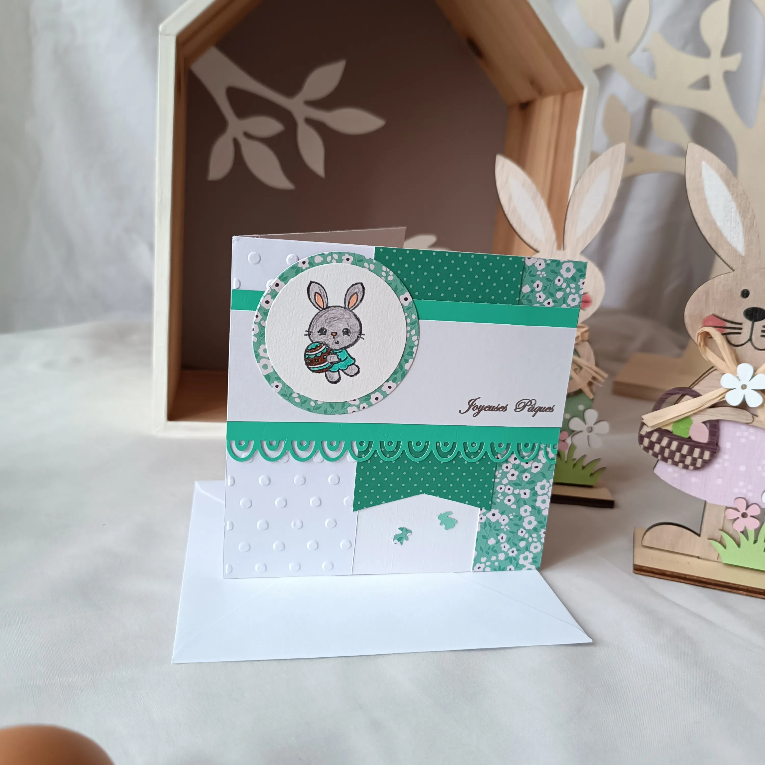 carte Joyeuses Pâques fait main de L’Atelier de Lili la souris, carte Joyeuses Pâques , carte de Pâques fait main, carte de Pâques artisanale, carte Pâques enfant, carte lapin de Pâques, carte de vœux Pâques, carte Pâques scrapbooking, carte Pâques originale, carte Pâques artisanale , carte Pâques avec lapin, carte Joyeuses Pâques fait main artisanale, carte de Pâques scrapbooking, carte de Pâques jaune, carte Pâques enfant fait main, carte Pâques originale enfant, carte de Pâques lapin mignon, carte Pâques