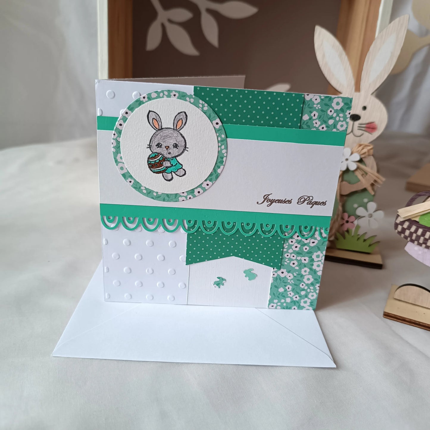 carte Joyeuses Pâques fait main de L’Atelier de Lili la souris, carte Joyeuses Pâques , carte de Pâques fait main, carte de Pâques artisanale, carte Pâques enfant, carte lapin de Pâques, carte de vœux Pâques, carte Pâques scrapbooking, carte Pâques originale, carte Pâques artisanale , carte Pâques avec lapin, carte Joyeuses Pâques fait main artisanale, carte de Pâques scrapbooking, carte de Pâques jaune, carte Pâques enfant fait main, carte Pâques originale enfant, carte de Pâques lapin mignon, carte Pâques