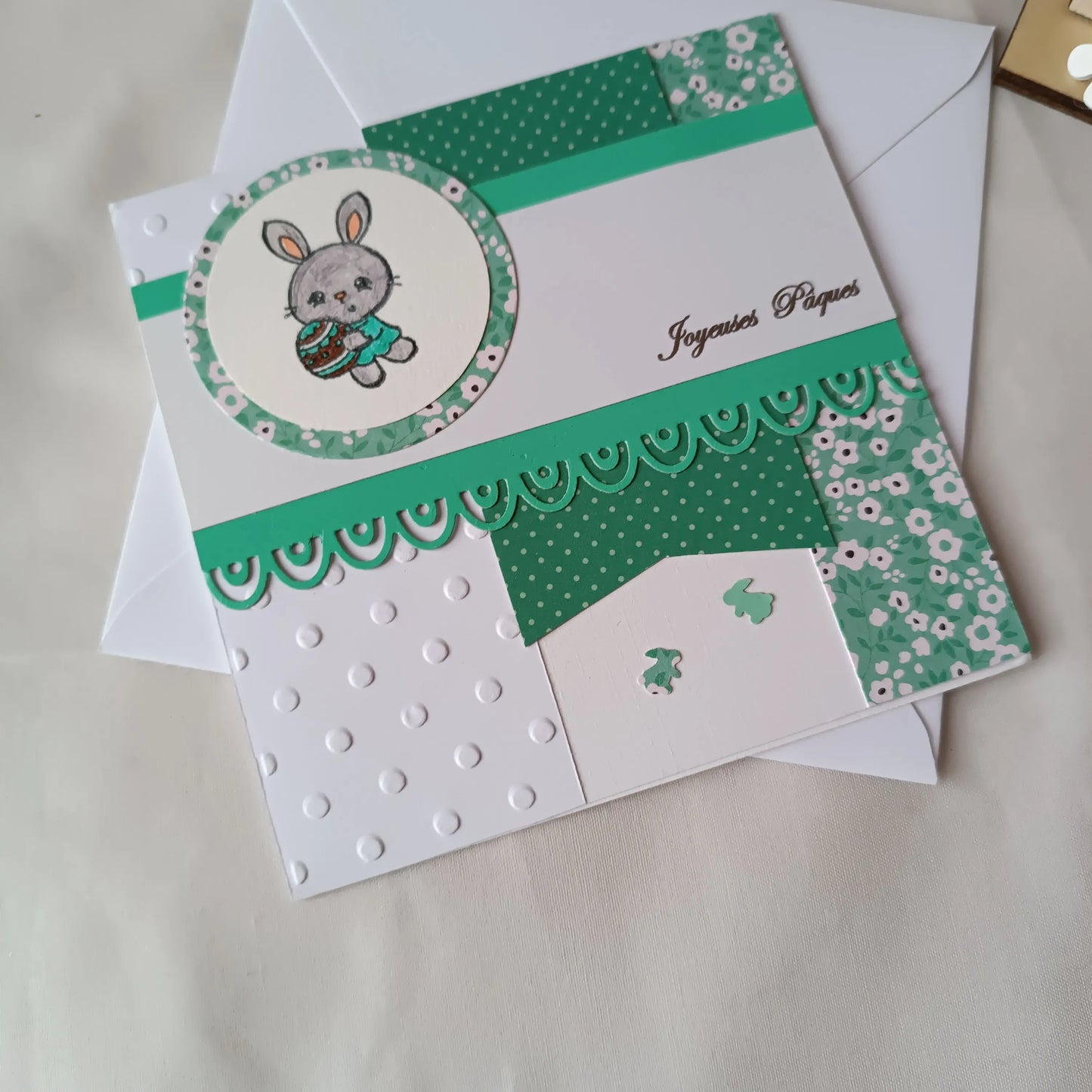 carte Joyeuses Pâques fait main de L’Atelier de Lili la souris, carte Joyeuses Pâques , carte de Pâques fait main, carte de Pâques artisanale, carte Pâques enfant, carte lapin de Pâques, carte de vœux Pâques, carte Pâques scrapbooking, carte Pâques originale, carte Pâques artisanale , carte Pâques avec lapin, carte Joyeuses Pâques fait main artisanale, carte de Pâques scrapbooking, carte de Pâques jaune, carte Pâques enfant fait main, carte Pâques originale enfant, carte de Pâques lapin mignon, carte Pâques