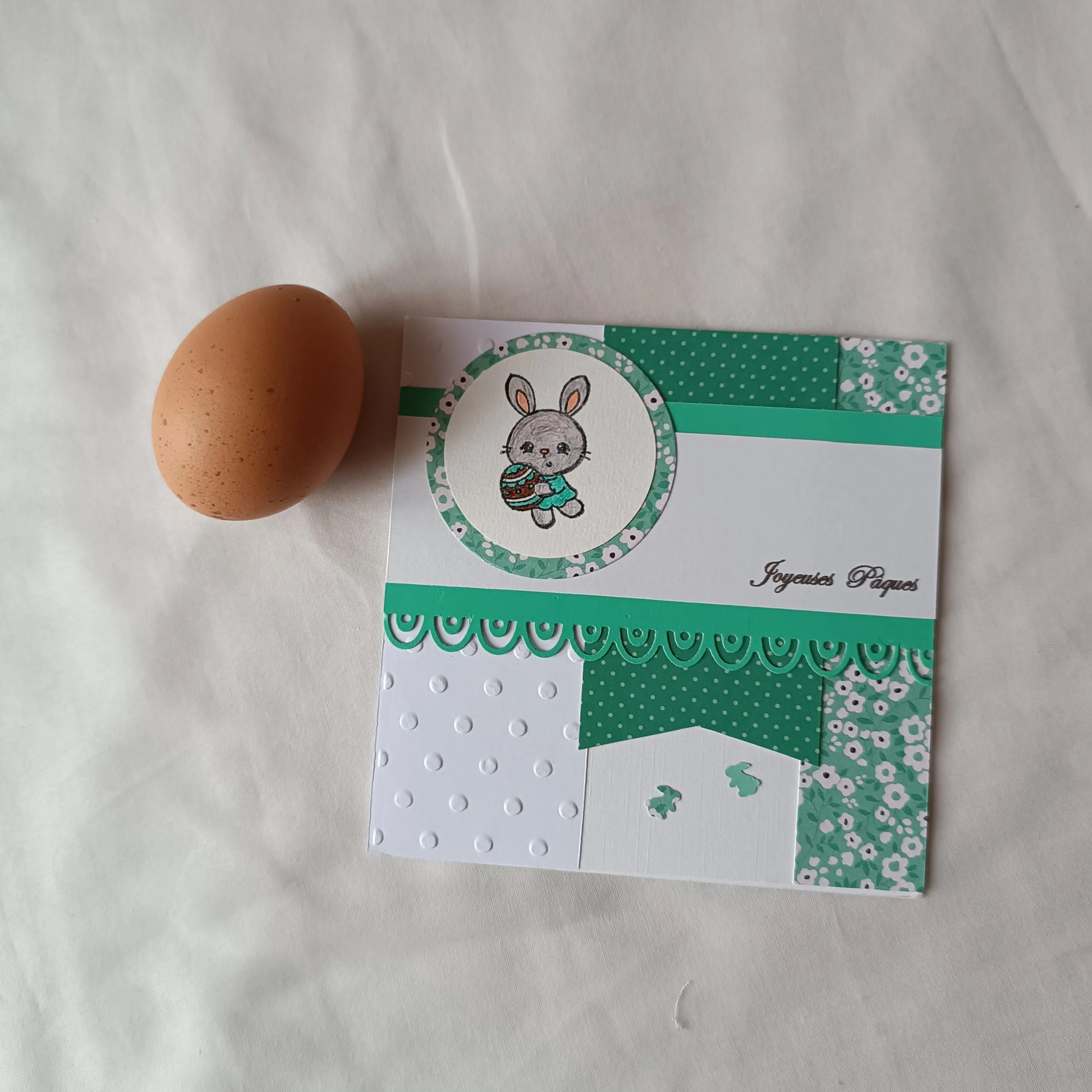 carte Joyeuses Pâques fait main de L’Atelier de Lili la souris, carte Joyeuses Pâques , carte de Pâques fait main, carte de Pâques artisanale, carte Pâques enfant, carte lapin de Pâques, carte de vœux Pâques, carte Pâques scrapbooking, carte Pâques originale, carte Pâques artisanale , carte Pâques avec lapin, carte Joyeuses Pâques fait main artisanale, carte de Pâques scrapbooking, carte de Pâques jaune, carte Pâques enfant fait main, carte Pâques originale enfant, carte de Pâques lapin mignon, carte Pâques