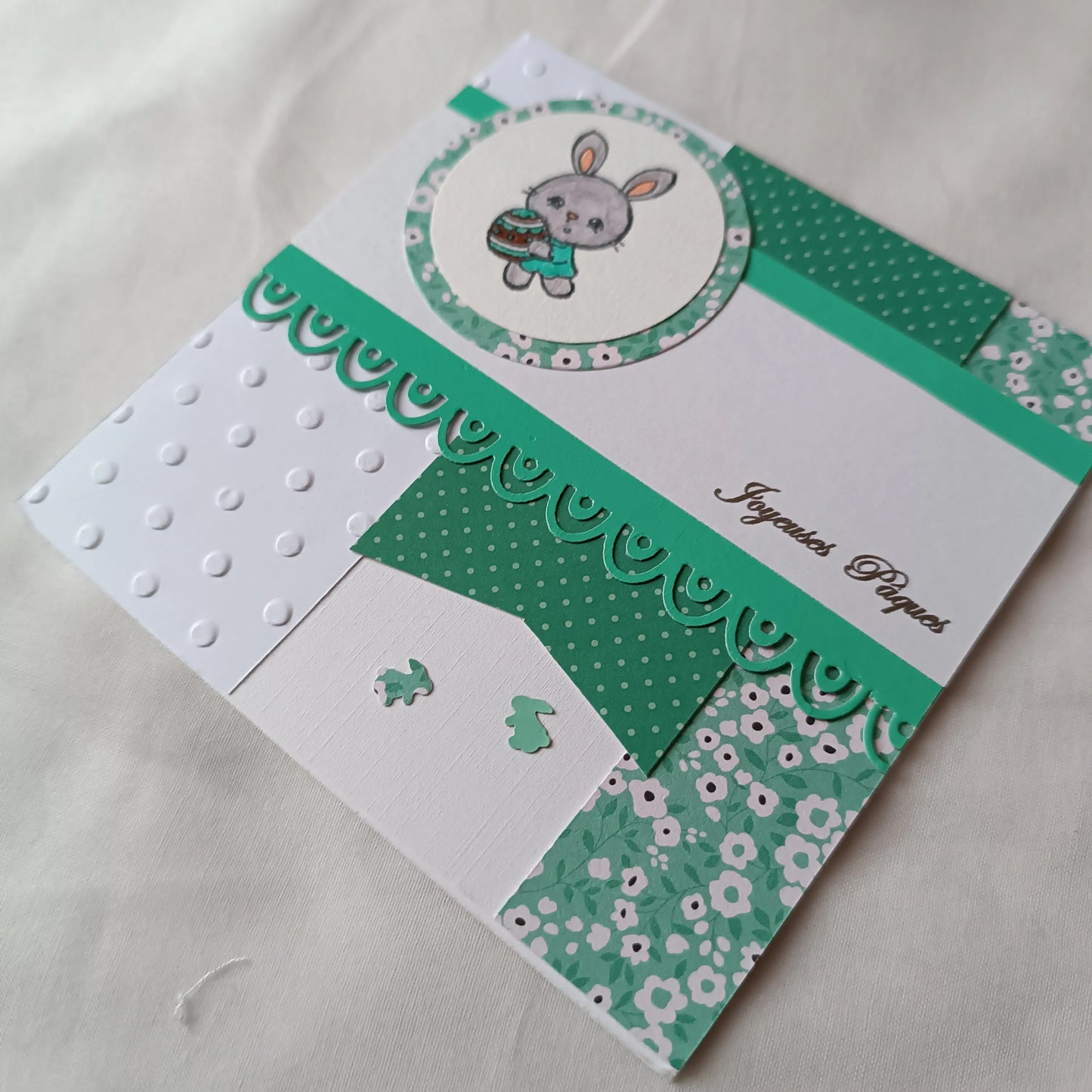 carte Joyeuses Pâques fait main de L’Atelier de Lili la souris, carte Joyeuses Pâques , carte de Pâques fait main, carte de Pâques artisanale, carte Pâques enfant, carte lapin de Pâques, carte de vœux Pâques, carte Pâques scrapbooking, carte Pâques originale, carte Pâques artisanale , carte Pâques avec lapin, carte Joyeuses Pâques fait main artisanale, carte de Pâques scrapbooking, carte de Pâques jaune, carte Pâques enfant fait main, carte Pâques originale enfant, carte de Pâques lapin mignon, carte Pâques