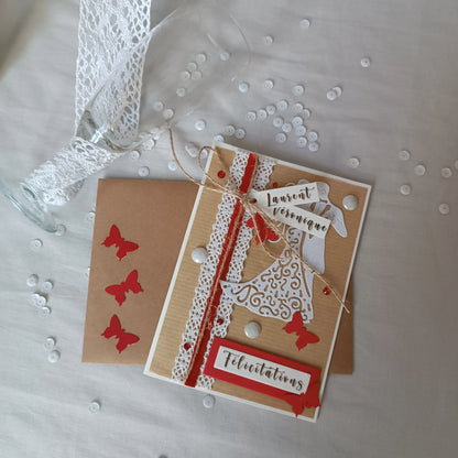 Carte de mariage rouge et kraft réalisée à la main, vue rapprochée