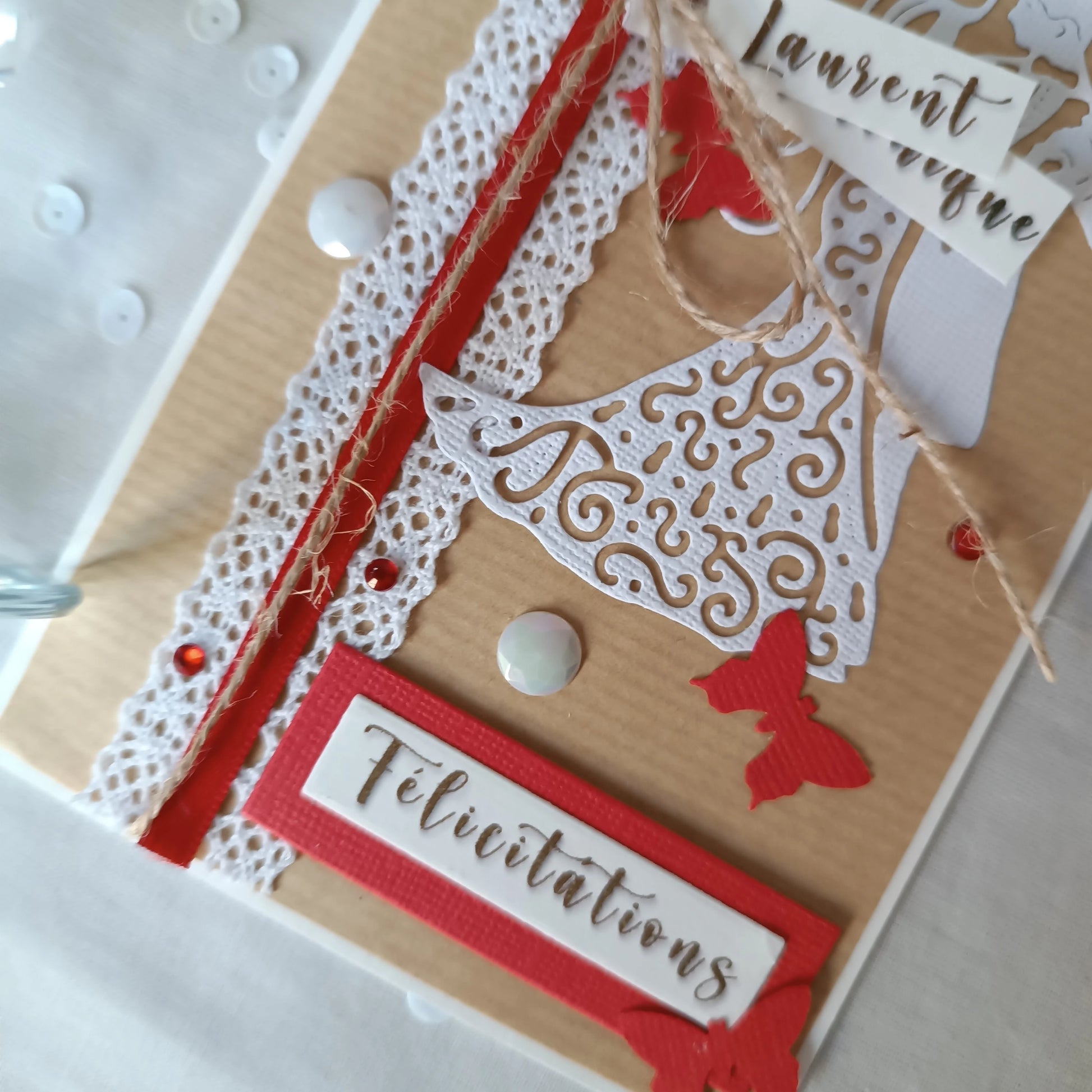 Détail Carte de mariage rouge et kraft réalisée à la main, vue rapprochée
