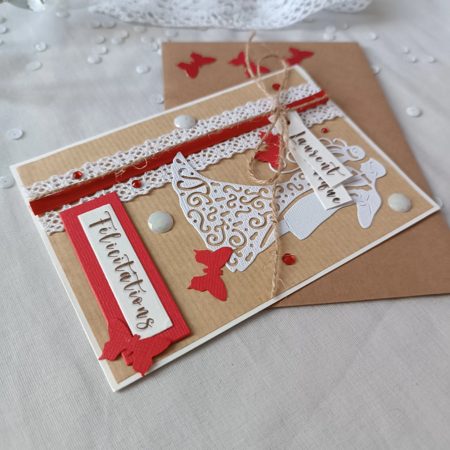 Carte de mariage rouge et kraft réalisée à la main personnalisée