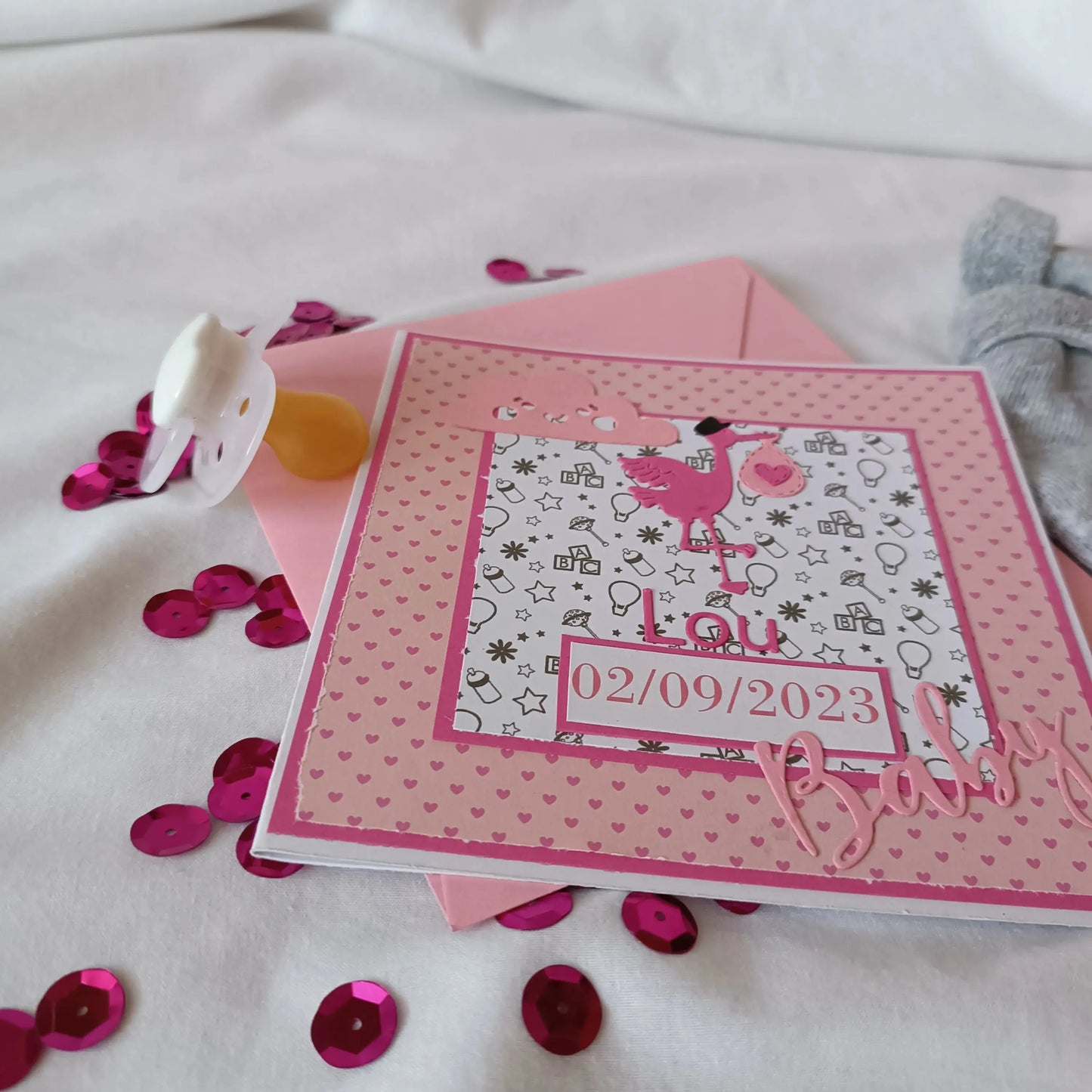 carte de naissance personnalisée rose de L’Atelier de Lili la souris - Félicitation naissance - carte de naissance - jolie carte de naissance - félicitation pour le bébé - idée cadeau bébé - cadeau naissance - heureuse naissance - nouveau-né - cadeau nourrisson - cadeau bébé fille - carte naissance personnalisé - cadeau naissance personnalisé