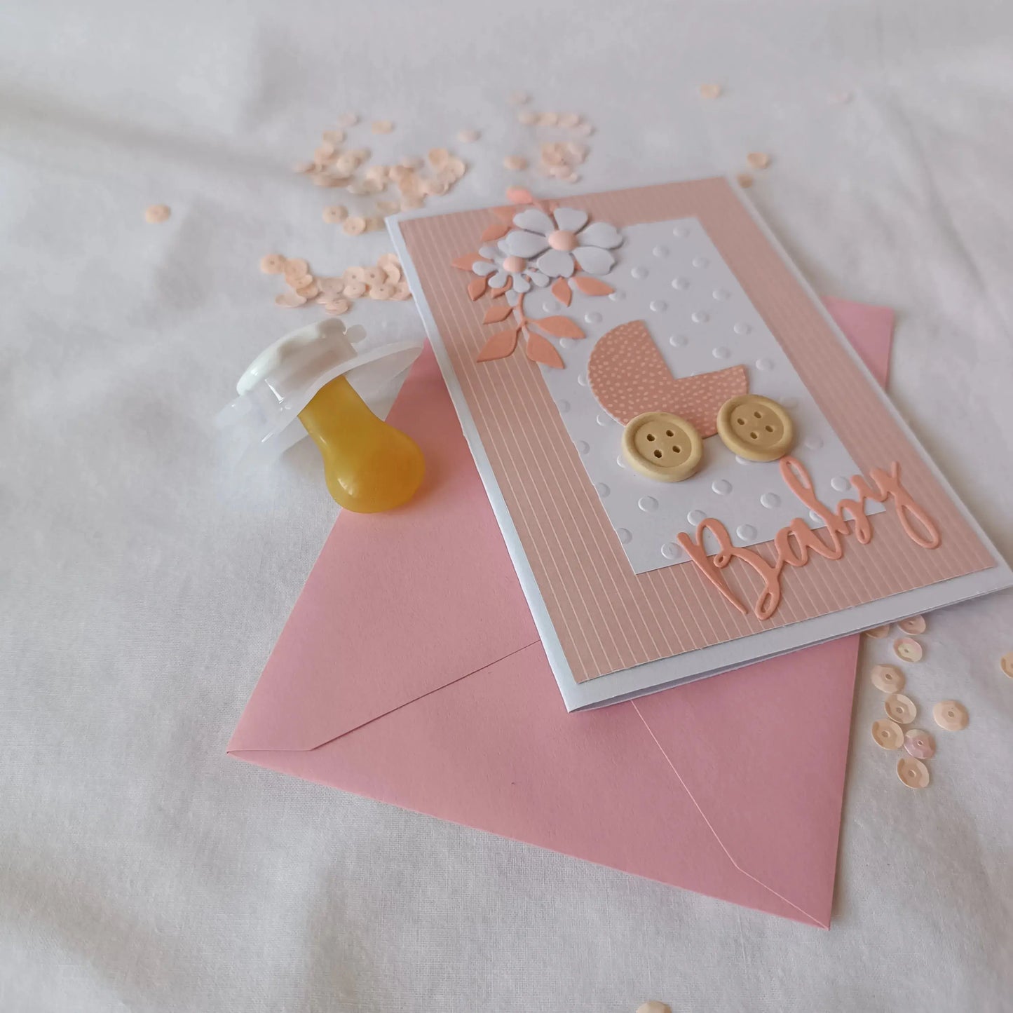 carte de naissance rose de L’Atelier de Lili la souris - Félicitation naissance - carte de naissance - jolie carte de naissance - félicitation pour le bébé - idée cadeau bébé - cadeau naissance - heureuse naissance - nouveau-né - cadeau nourrisson - cadeau bébé fille - carte naissance personnalisé - cadeau naissance personnalisé