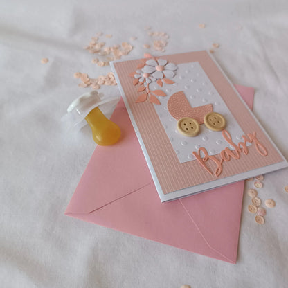 carte de naissance rose de L’Atelier de Lili la souris - Félicitation naissance - carte de naissance - jolie carte de naissance - félicitation pour le bébé - idée cadeau bébé - cadeau naissance - heureuse naissance - nouveau-né - cadeau nourrisson - cadeau bébé fille - carte naissance personnalisé - cadeau naissance personnalisé