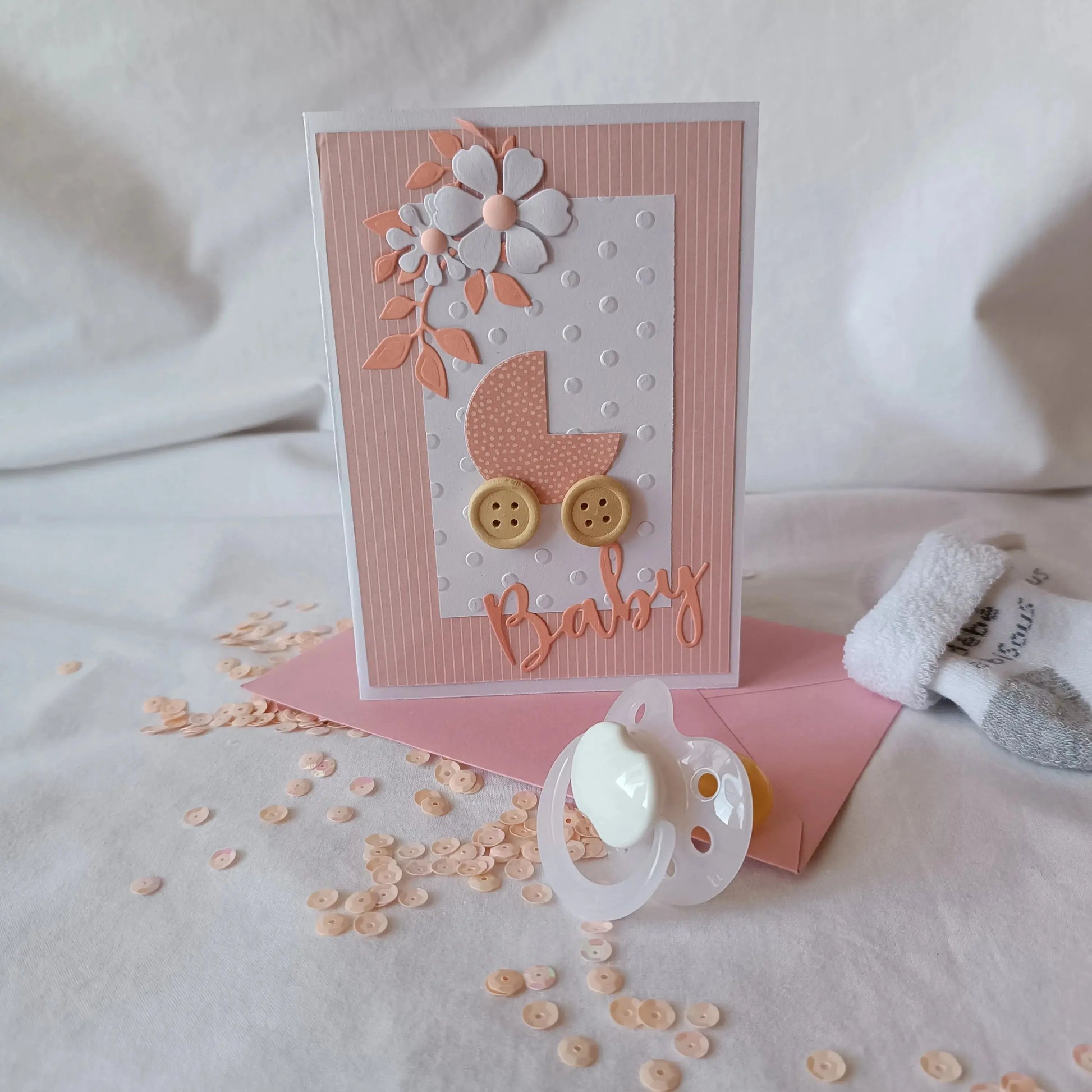 carte de naissance rose de L’Atelier de Lili la souris - Félicitation naissance - carte de naissance - jolie carte de naissance - félicitation pour le bébé - idée cadeau bébé - cadeau naissance - heureuse naissance - nouveau-né - cadeau nourrisson - cadeau bébé fille - carte naissance personnalisé - cadeau naissance personnalisé