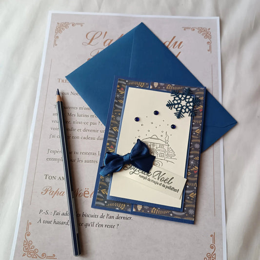Carte de Noël bleue présentée avec son enveloppe