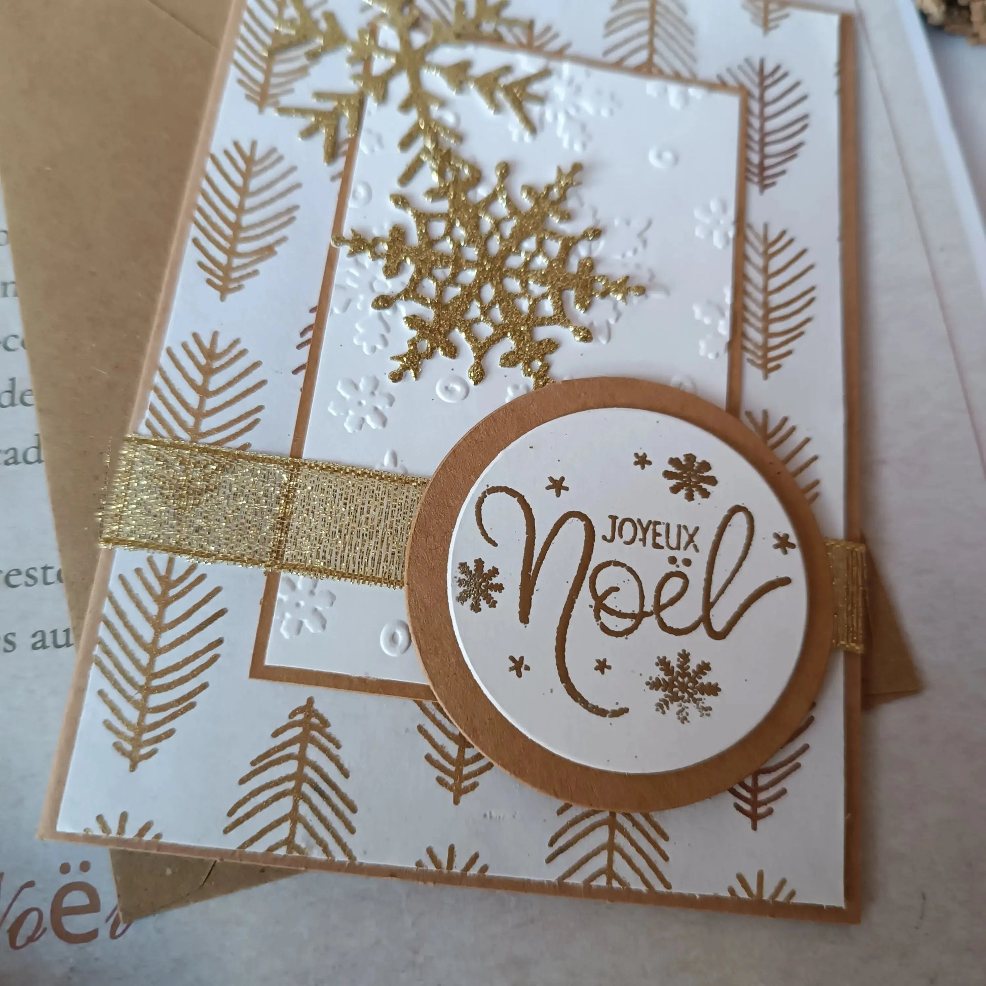 carte de Noel or et Kraft de L’Atelier de Lili la souris - carte de vœux - idée cadeau de noël  - noël 2024 - cadeau noël 2024 - joyeux noël – carte de noël artisanale – carte joyeux noël 2024 – carte de noël scrapbooking