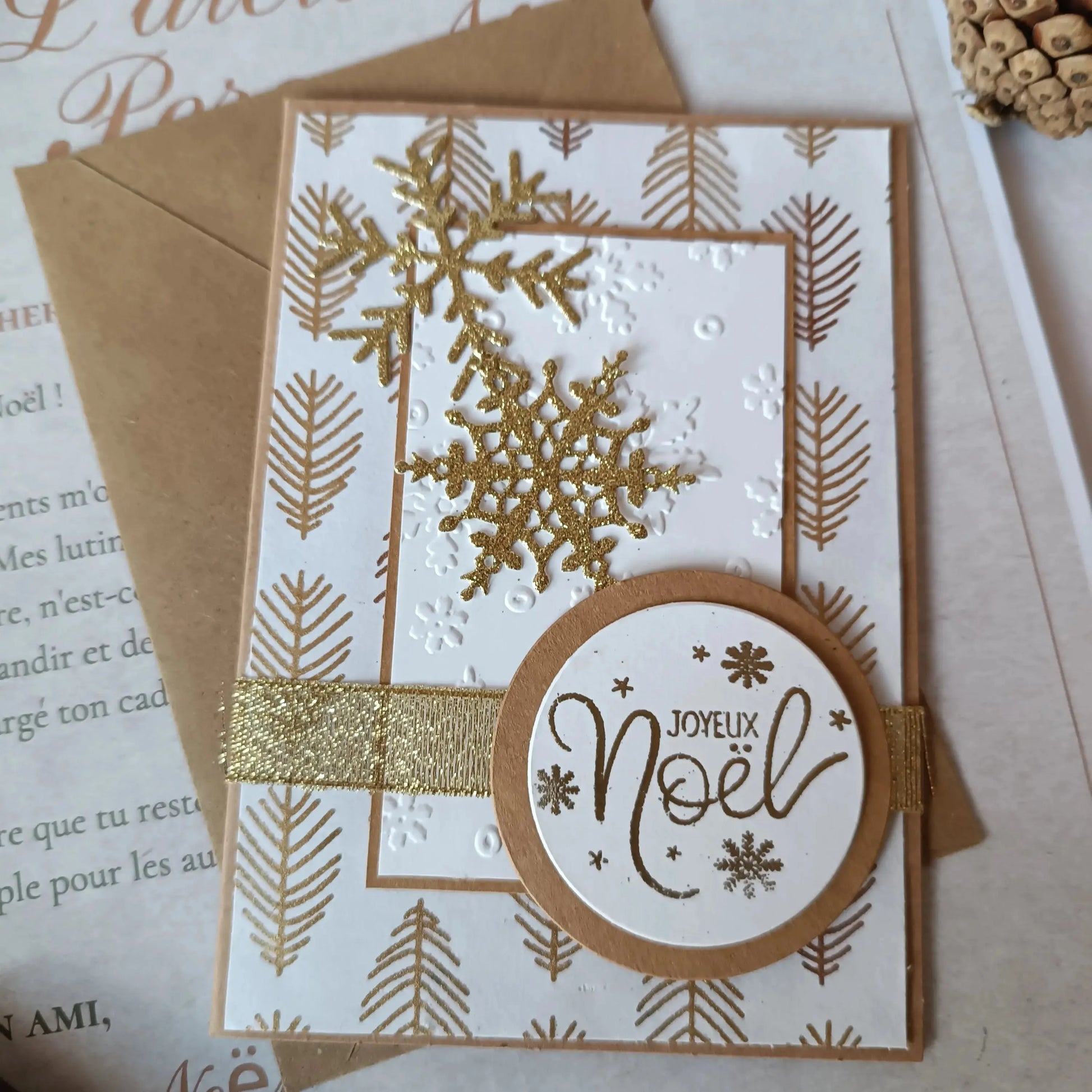 carte de Noel or et Kraft de L’Atelier de Lili la souris - carte de vœux - idée cadeau de noël  - noël 2024 - cadeau noël 2024 - joyeux noël – carte de noël artisanale – carte joyeux noël 2024 – carte de noël scrapbooking