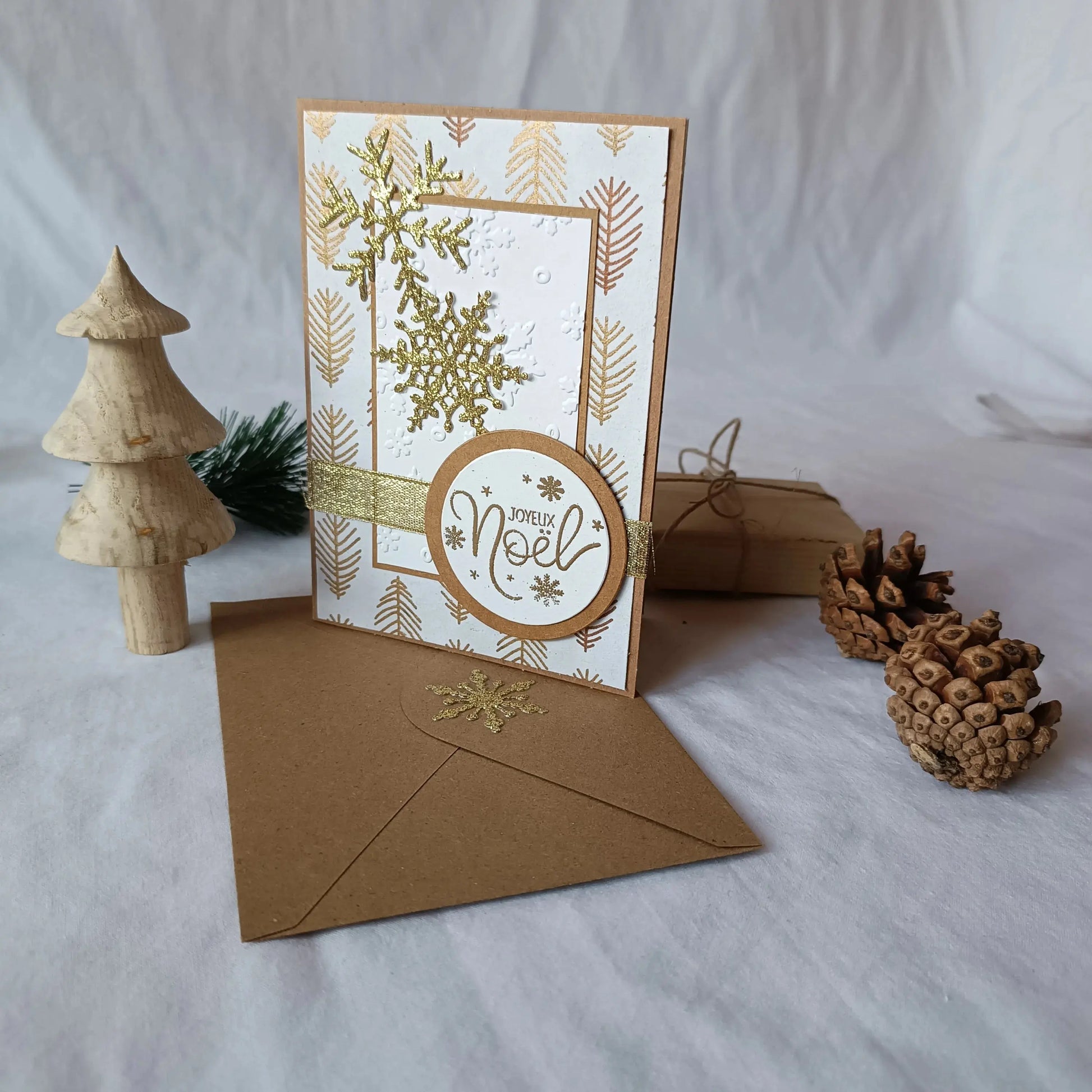 carte de Noel or et Kraft de L’Atelier de Lili la souris - carte de vœux - idée cadeau de noël  - noël 2024 - cadeau noël 2024 - joyeux noël – carte de noël artisanale – carte joyeux noël 2024 – carte de noël scrapbooking