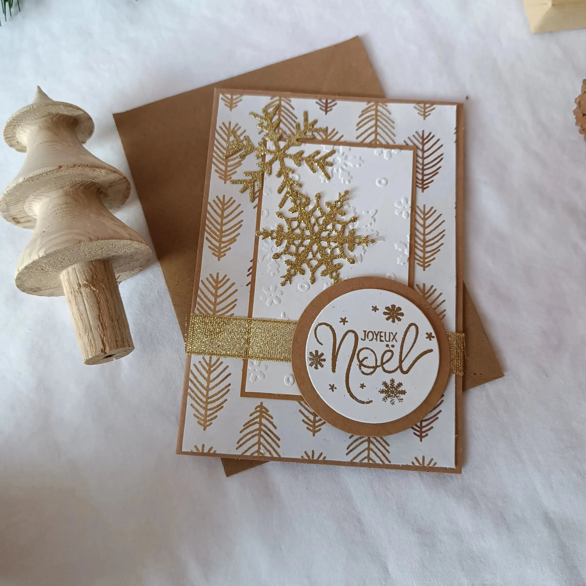 carte de Noel or et Kraft de L’Atelier de Lili la souris - carte de vœux - idée cadeau de noël  - noël 2024 - cadeau noël 2024 - joyeux noël – carte de noël artisanale – carte joyeux noël 2024 – carte de noël scrapbooking