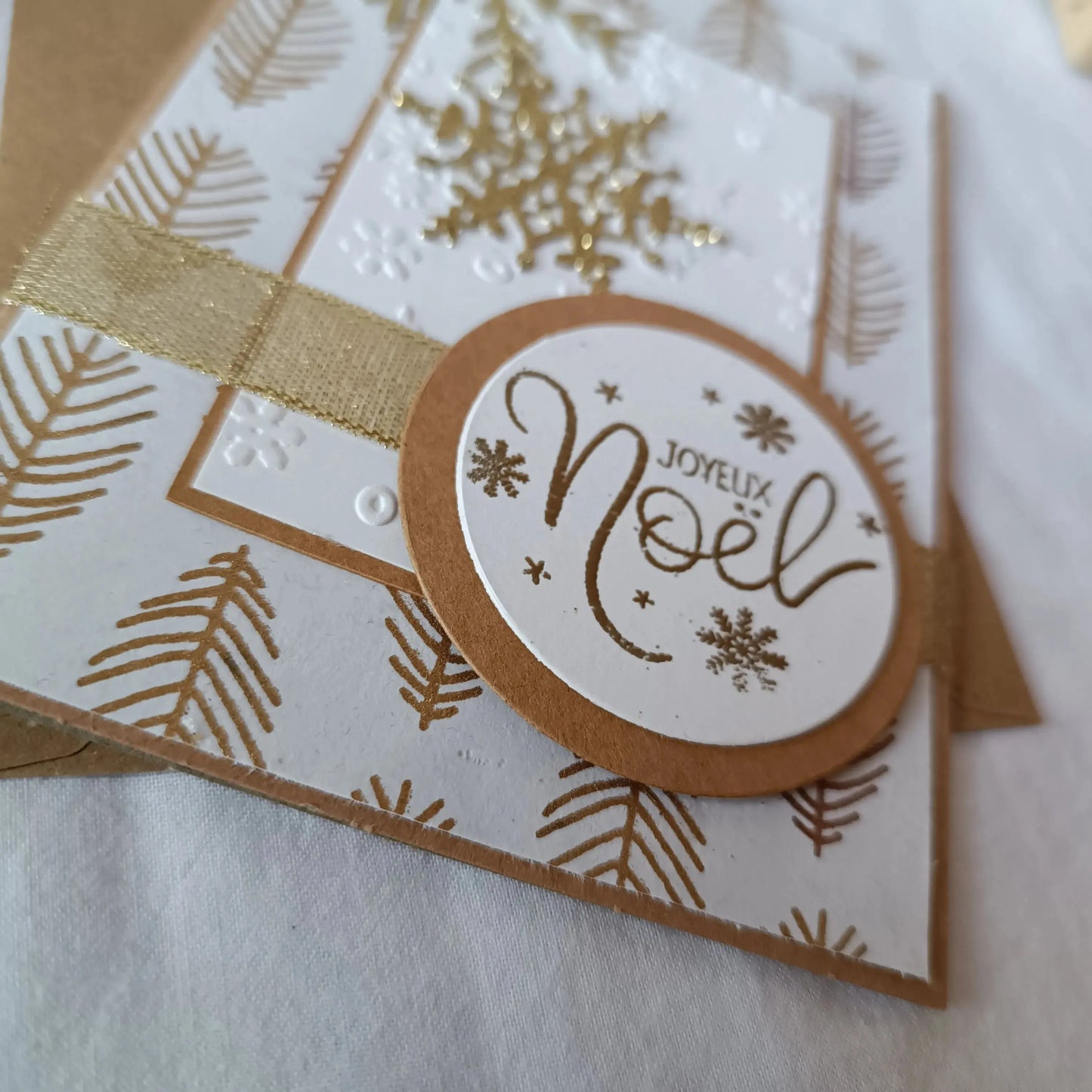 carte de Noel or et Kraft de L’Atelier de Lili la souris - carte de vœux - idée cadeau de noël  - noël 2024 - cadeau noël 2024 - joyeux noël – carte de noël artisanale – carte joyeux noël 2024 – carte de noël scrapbooking