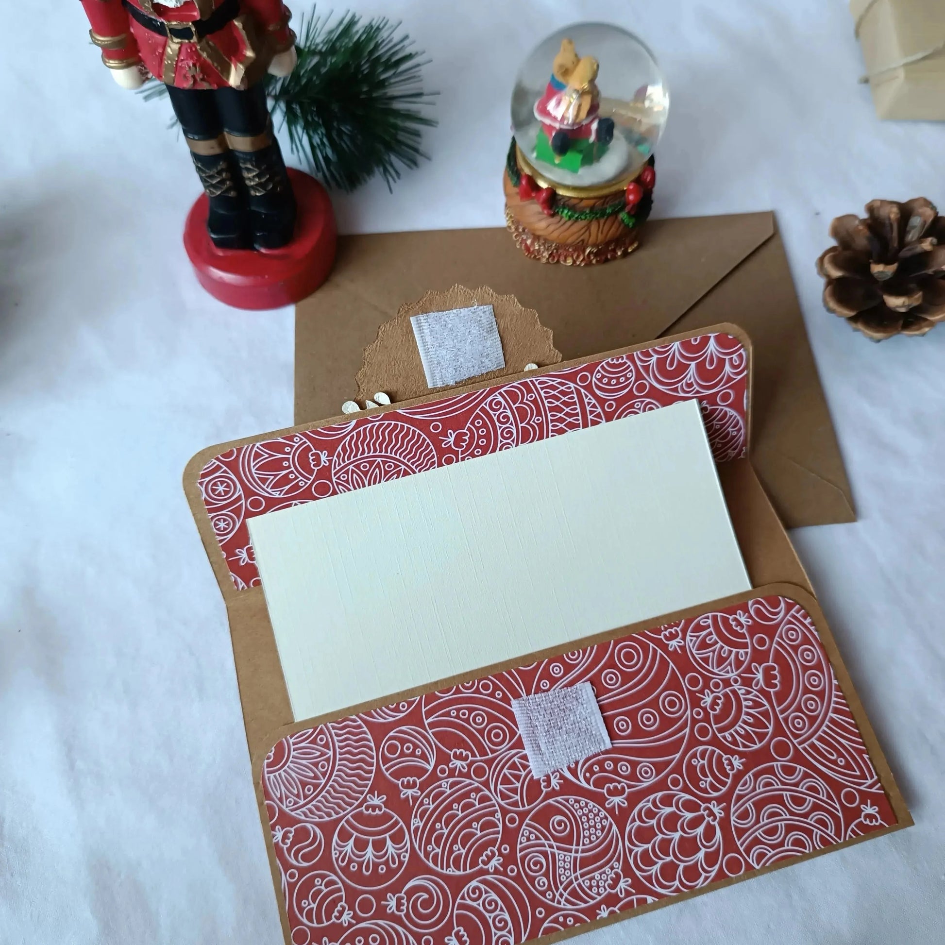 pochette carte-cadeau de noel - carte de voeux 2024 - idée cadeau noël - noël 2024 - cadeau noël 2024 - carte de noël -pochette carte-cadeau de noël rouge et kraft de L’Atelier de Lili la souris