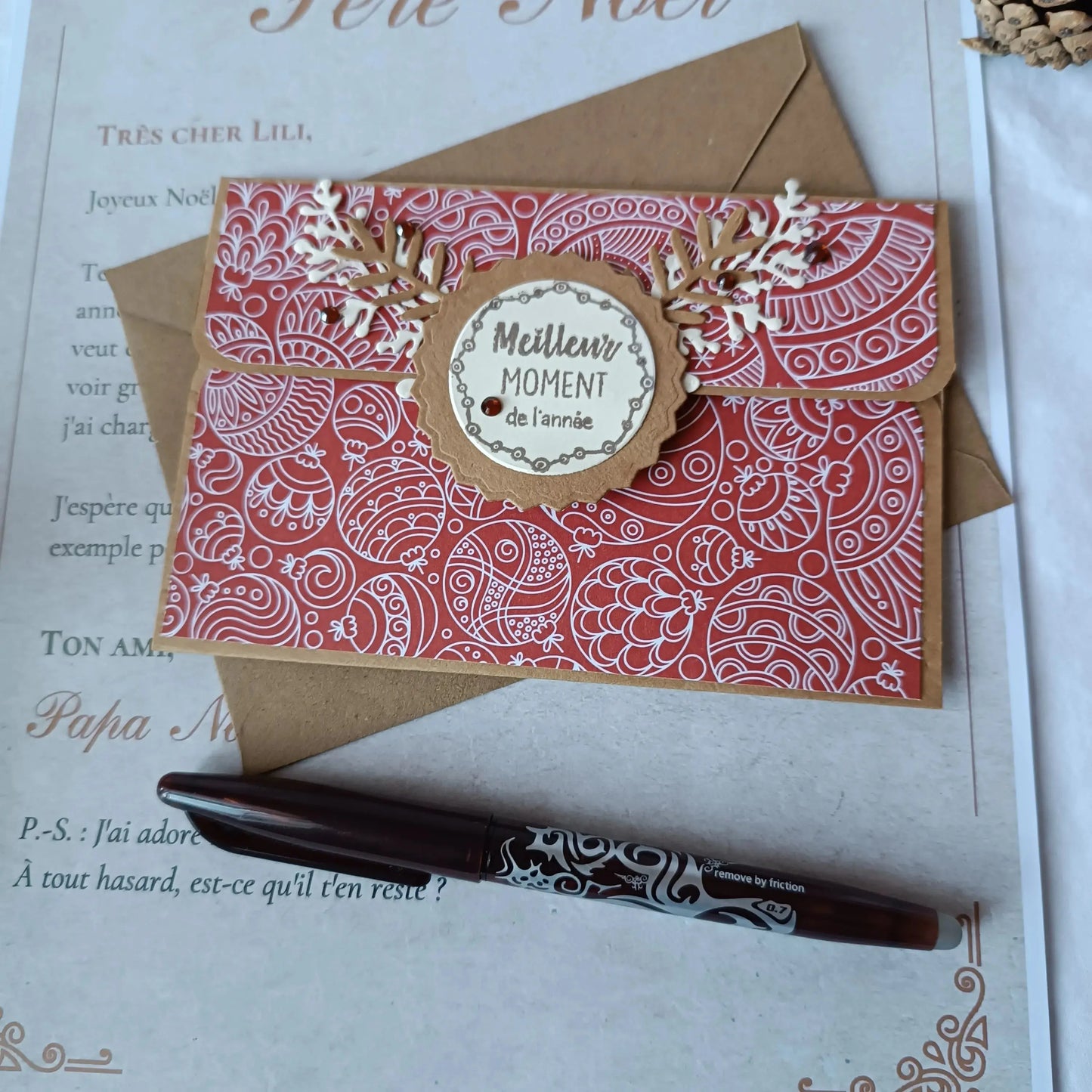 pochette carte-cadeau de noel - carte de voeux 2024 - idée cadeau noël - noël 2024 - cadeau noël 2024 - carte de noël -pochette carte-cadeau de noël rouge et kraft de L’Atelier de Lili la souris