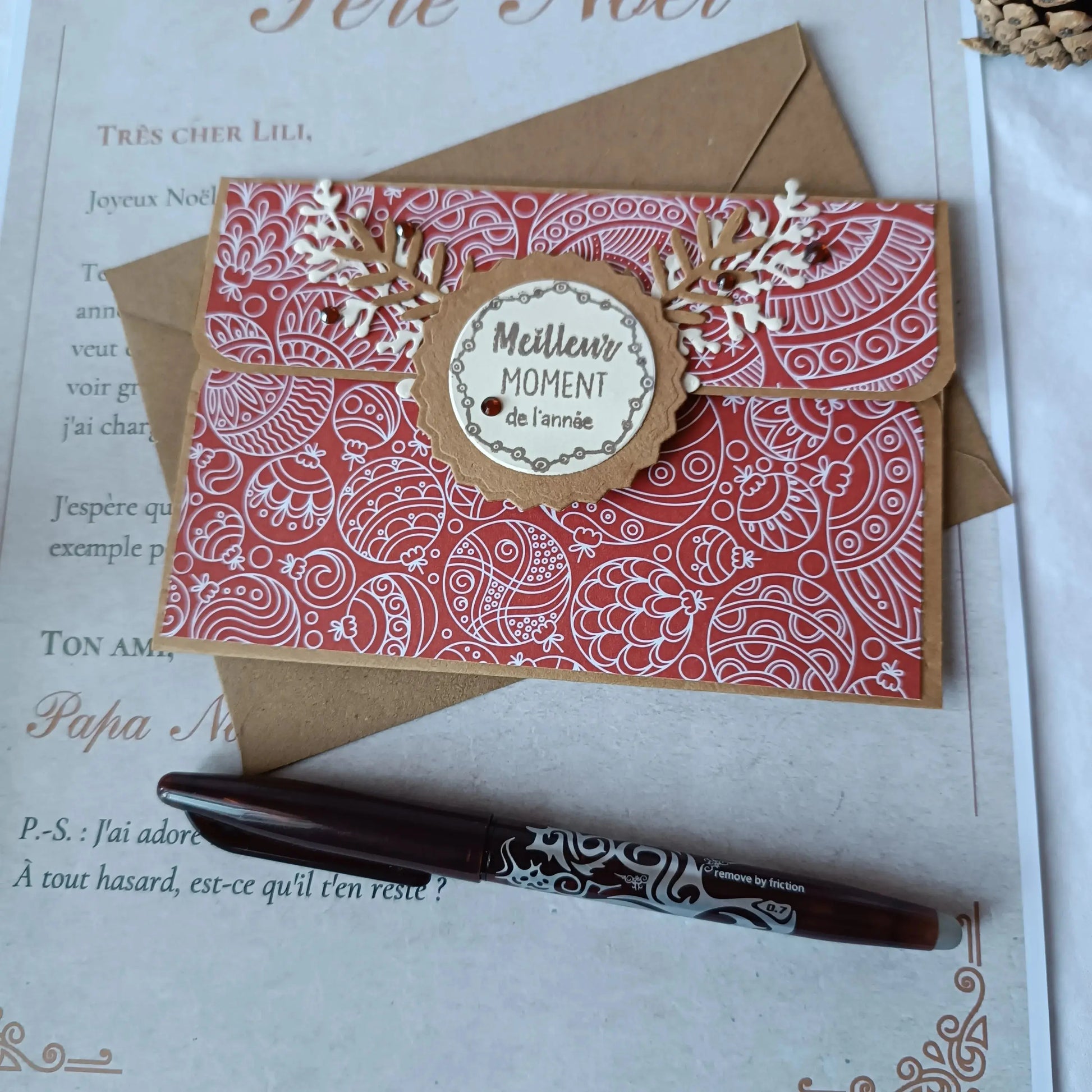 pochette carte-cadeau de noel - carte de voeux 2024 - idée cadeau noël - noël 2024 - cadeau noël 2024 - carte de noël -pochette carte-cadeau de noël rouge et kraft de L’Atelier de Lili la souris