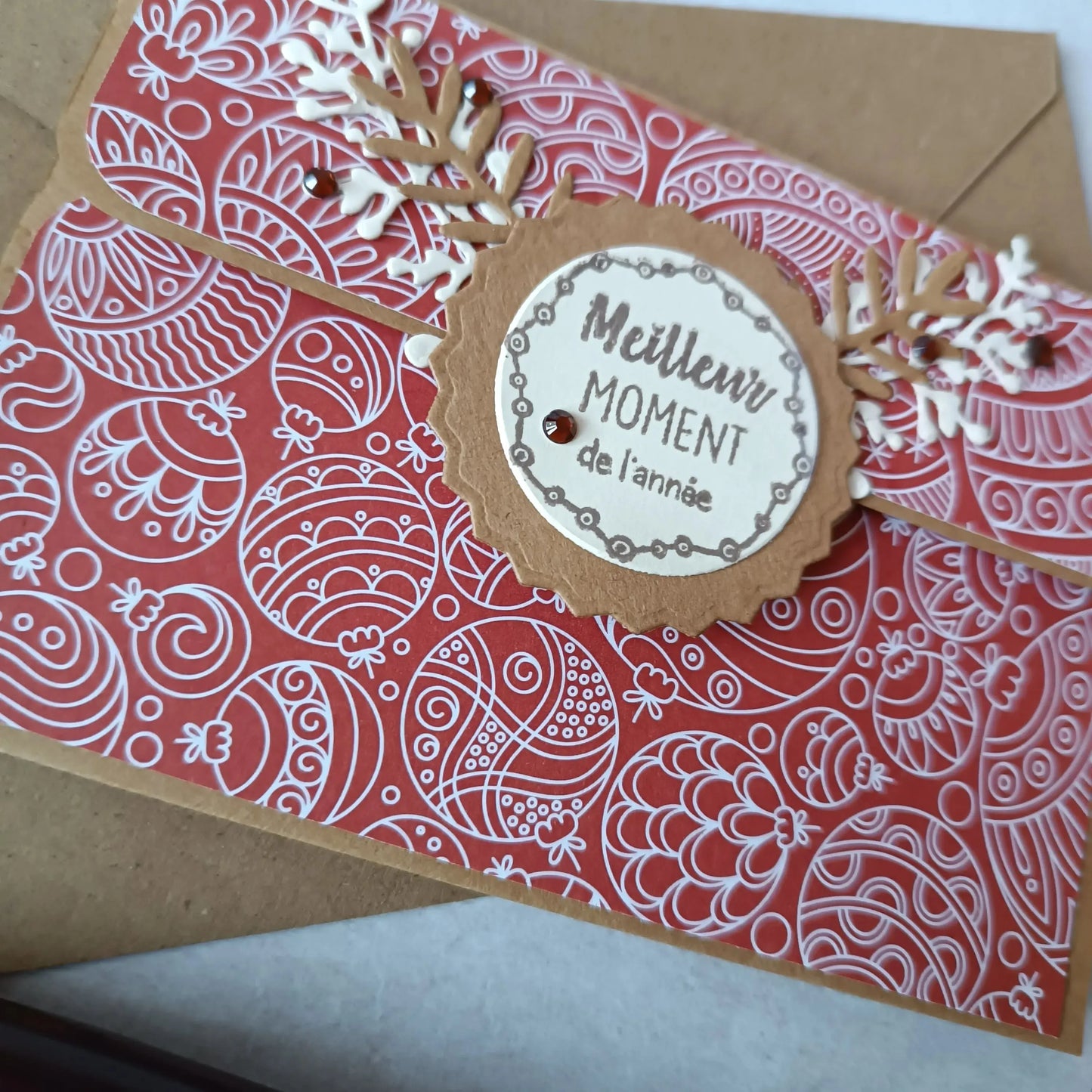 pochette carte-cadeau de noel - carte de voeux 2024 - idée cadeau noël - noël 2024 - cadeau noël 2024 - carte de noël -pochette carte-cadeau de noël rouge et kraft de L’Atelier de Lili la souris