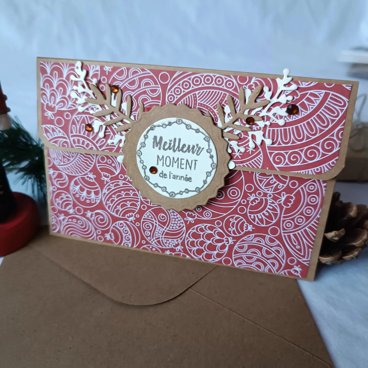 pochette carte-cadeau de noel - carte de voeux 2024 - idée cadeau noël - noël 2024 - cadeau noël 2024 - carte de noël -pochette carte-cadeau de noël rouge et kraft de L’Atelier de Lili la souris