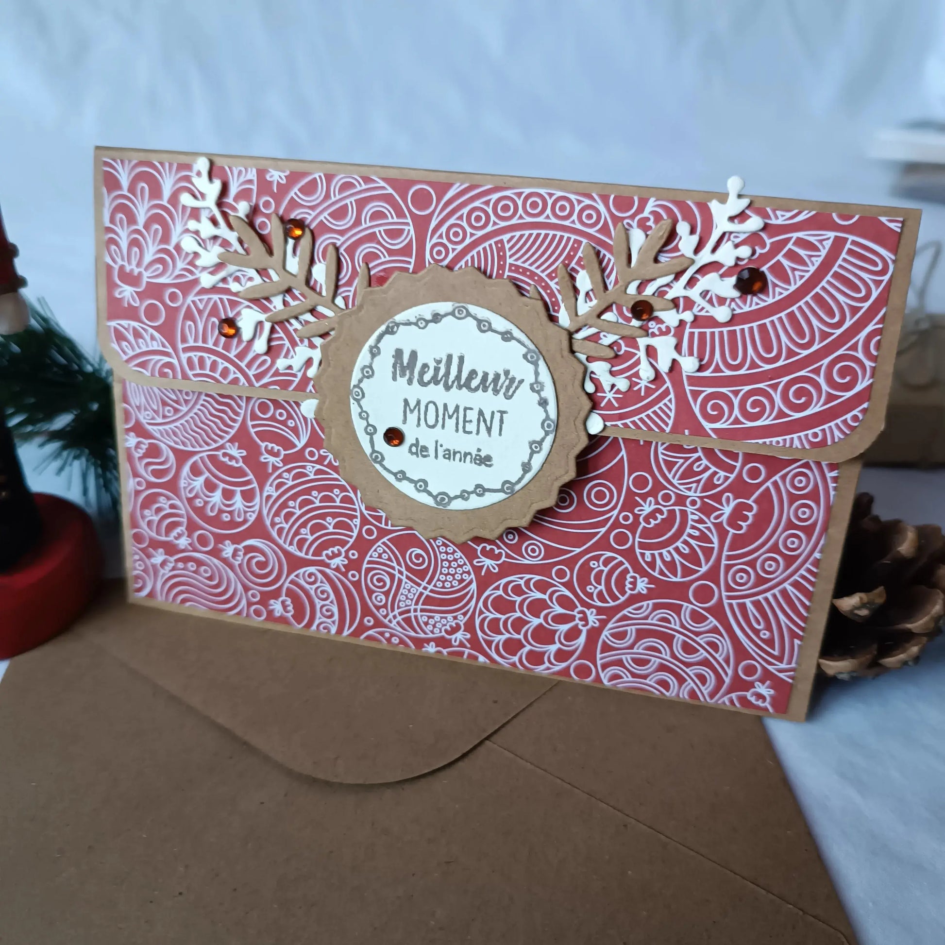 pochette carte-cadeau de noel - carte de voeux 2024 - idée cadeau noël - noël 2024 - cadeau noël 2024 - carte de noël -pochette carte-cadeau de noël rouge et kraft de L’Atelier de Lili la souris