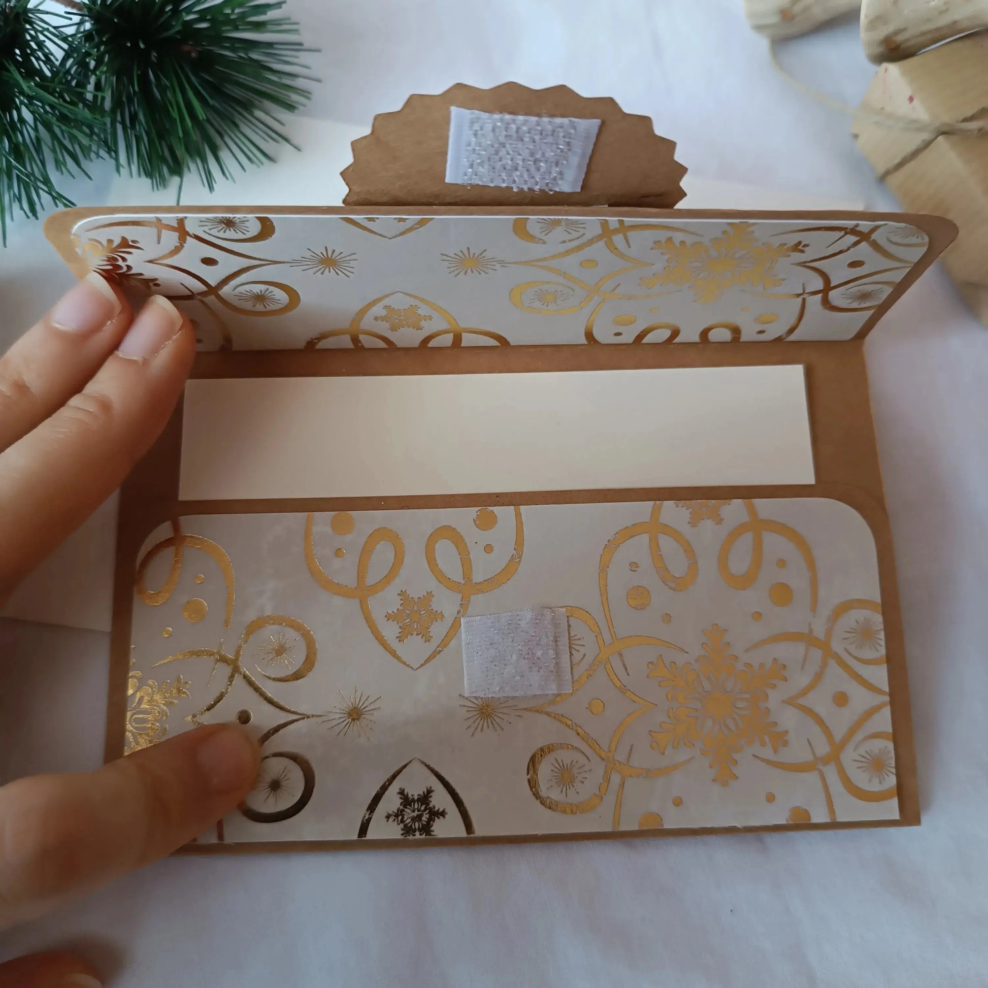 pochette carte-cadeau de noel - carte de voeux 2024 - idée cadeau noel - noel 2024 - cadeau noel 2024 - carte de noel -pochette carte-cadeau de noel kraft et or de L’Atelier de Lili la souris