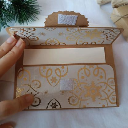 pochette carte-cadeau de noel - carte de voeux 2024 - idée cadeau noel - noel 2024 - cadeau noel 2024 - carte de noel -pochette carte-cadeau de noel kraft et or de L’Atelier de Lili la souris