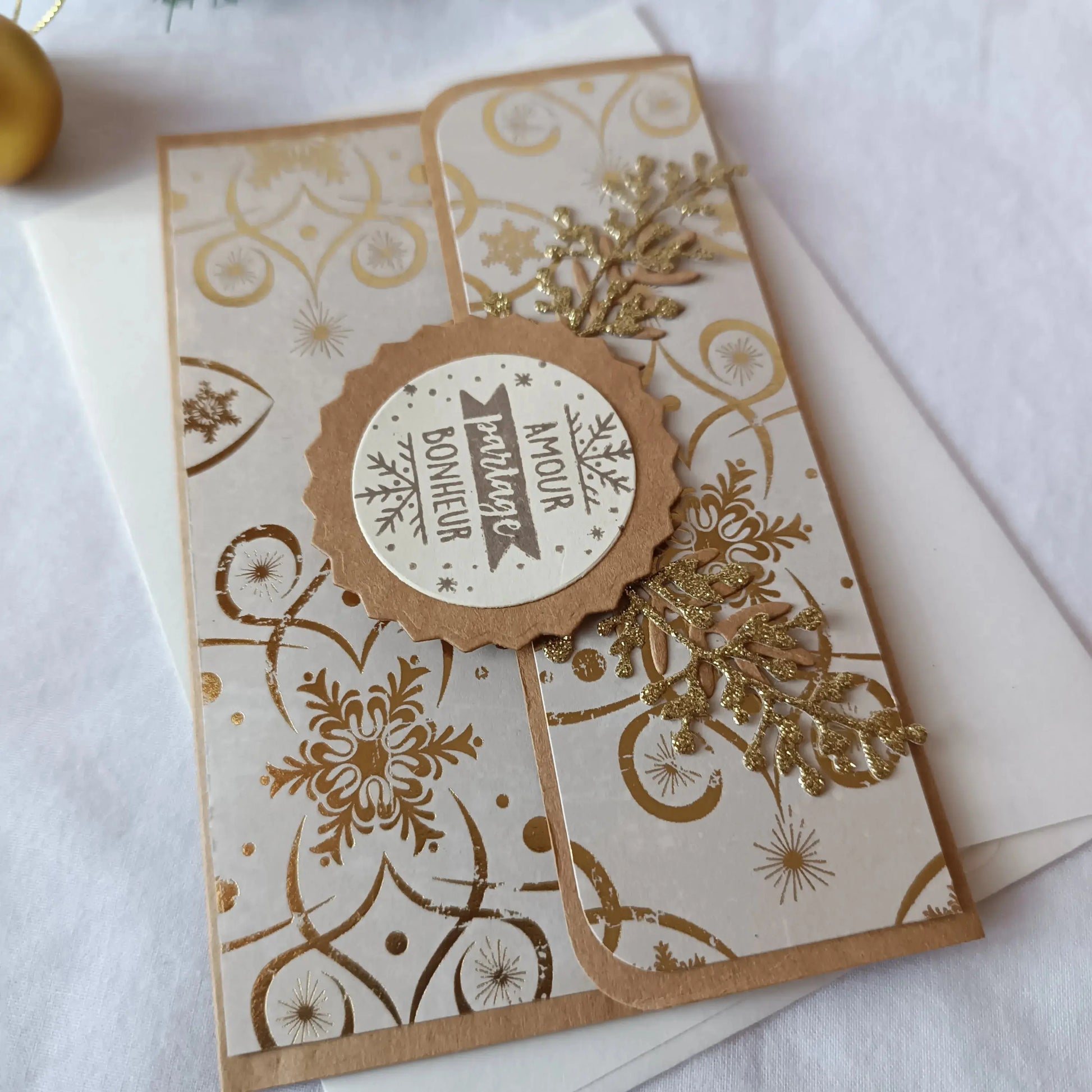 pochette carte-cadeau de noel - carte de voeux 2024 - idée cadeau noel - noel 2024 - cadeau noel 2024 - carte de noel -pochette carte-cadeau de noel kraft et or de L’Atelier de Lili la souris