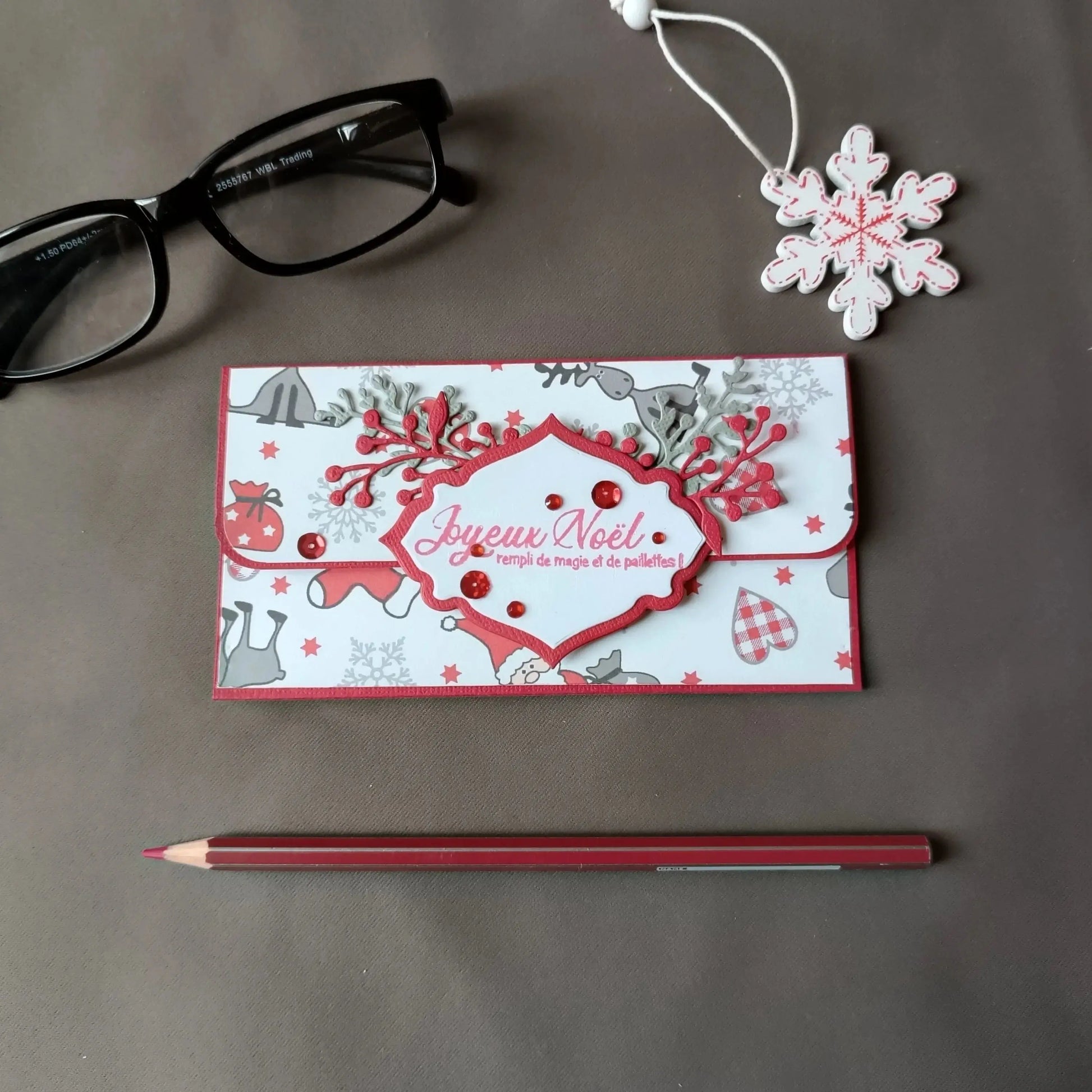 pochette carte-cadeau de noel - carte de voeux 2024 - idée cadeau noel - noel 2024 - cadeau noel 2024 - carte de noel -pochette carte-cadeau de noel rouge et blanche de L’Atelier de Lili la souris
